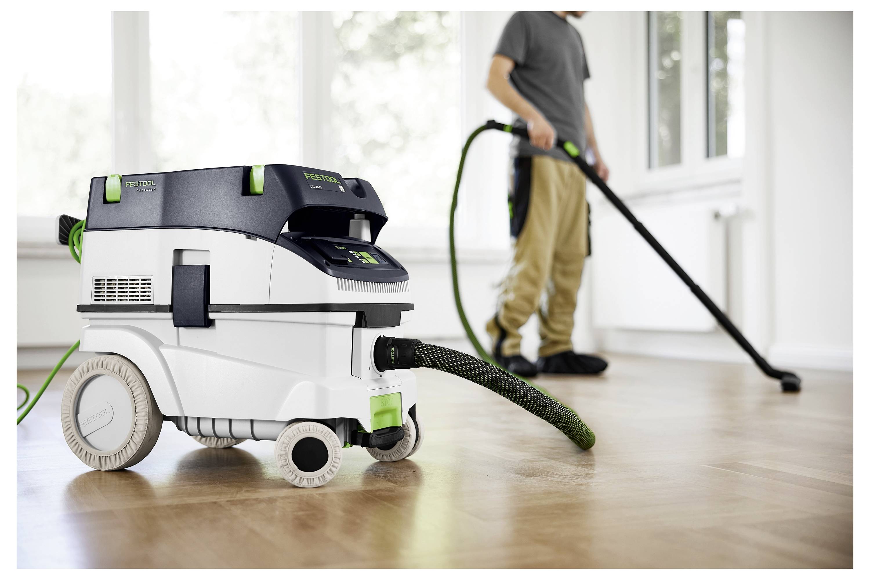 Zwei offene weiße Werkzeugkästen mit mehreren Fächern, einer gefüllt mit Metallstiften und der andere mit Clips, auf einer braunen perforierten Oberfläche platziert.