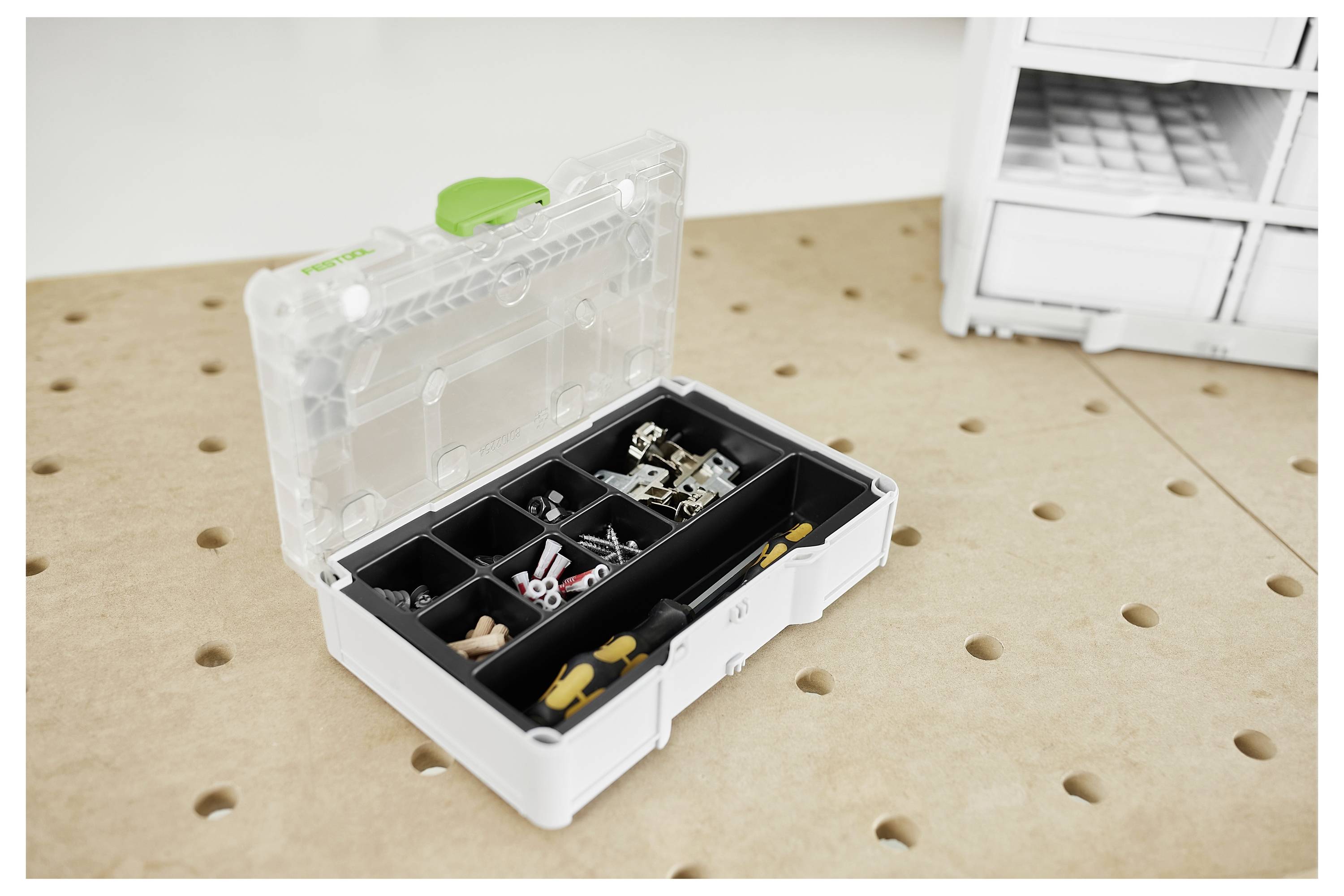 Eine Nahaufnahme eines Festool-Elektrowerkzeug-Bedienfelds mit verschiedenen Schaltflächen und Indikatoren, einschließlich einer großen grünen Schaltfläche mit der Aufschrift „Kick Back Stop