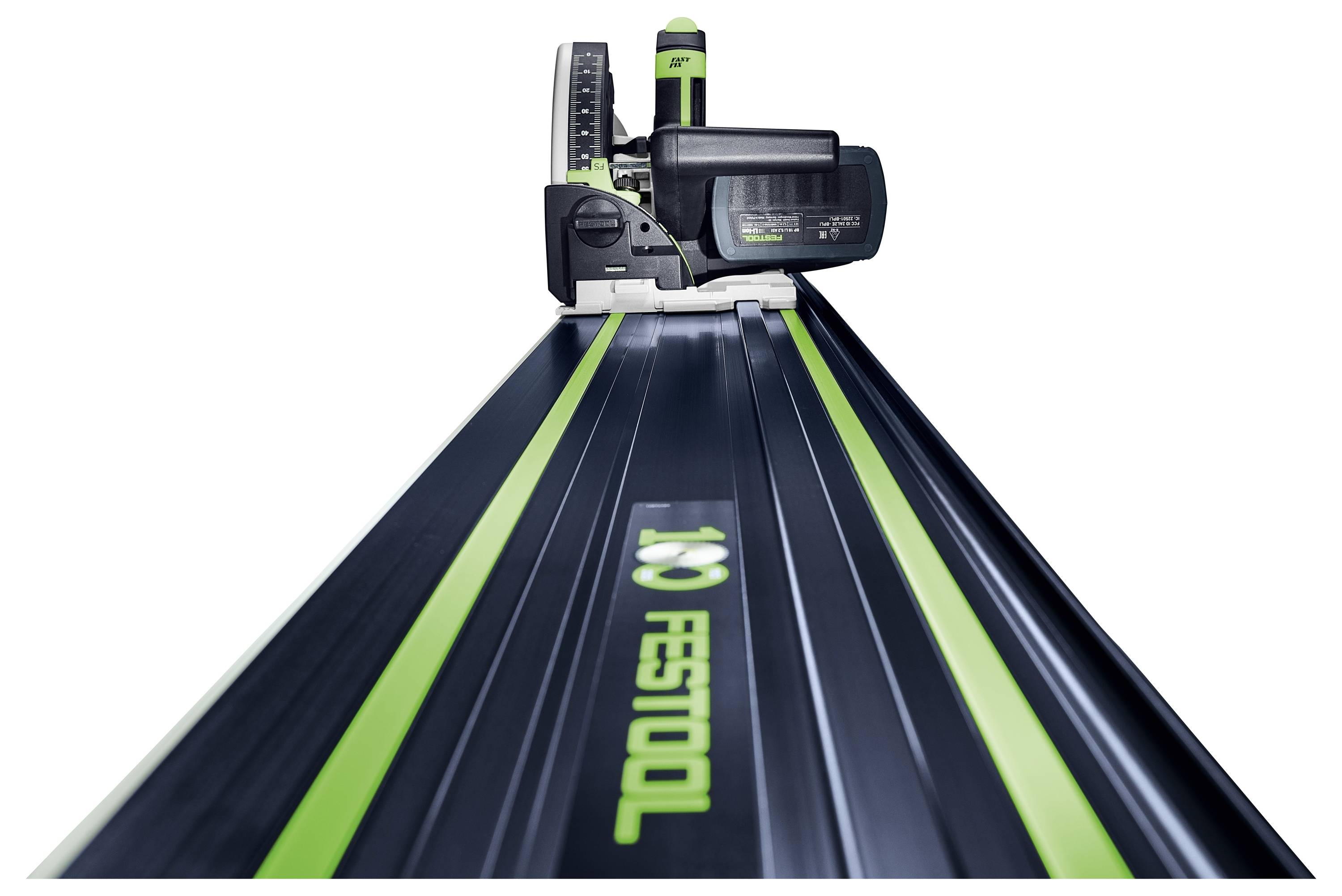 „Eine Säge auf einer Festool-Führungsschiene positioniert, die die präzise Ausrichtung und das Markenlogo hervorhebt.