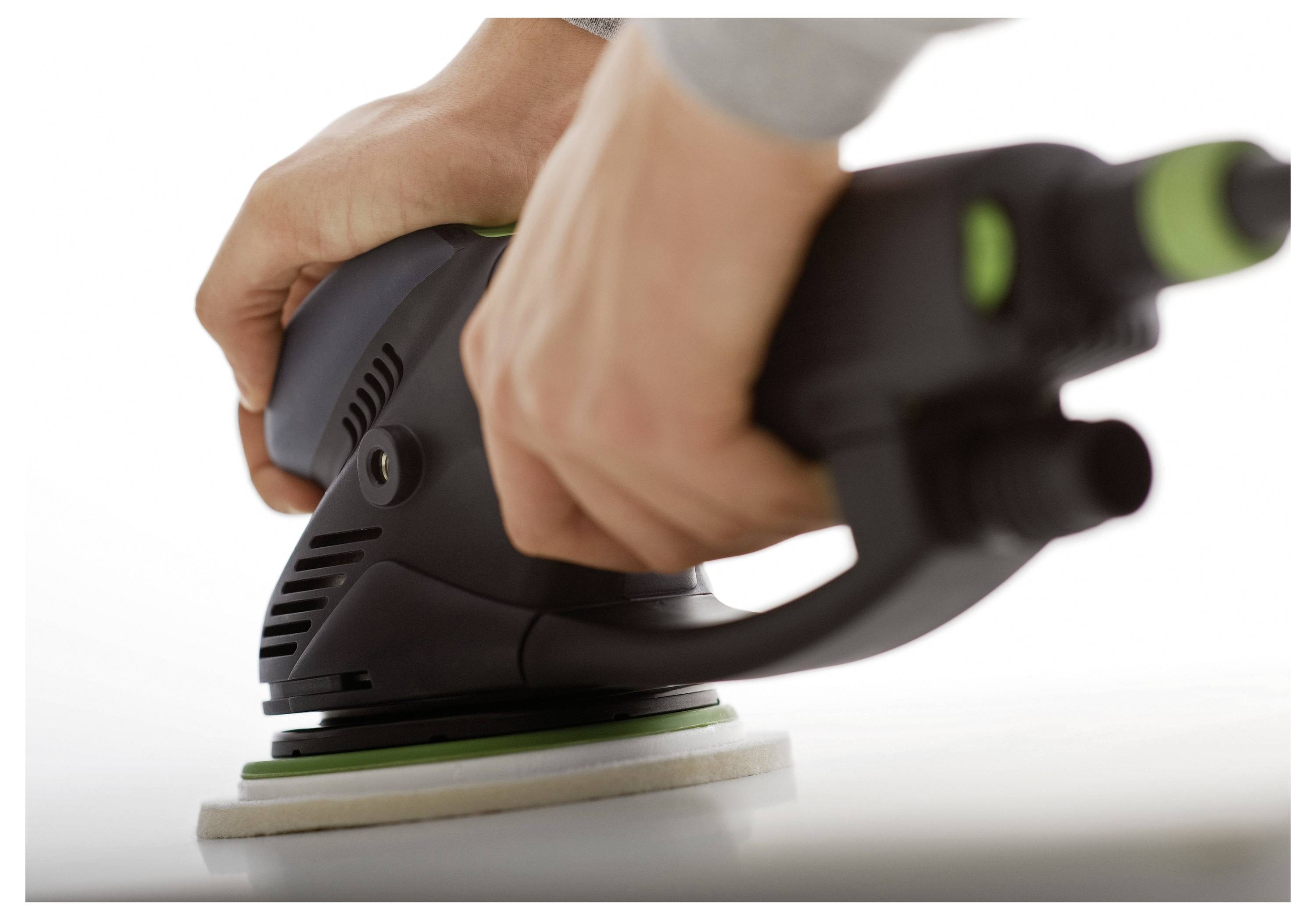 Eine offene Werkzeugkiste mit mehreren Fächern, die Schrauben und Verbindungsstücke enthält, steht auf einer Werkbank. In der Nähe befindet sich eine weitere leere Kiste.