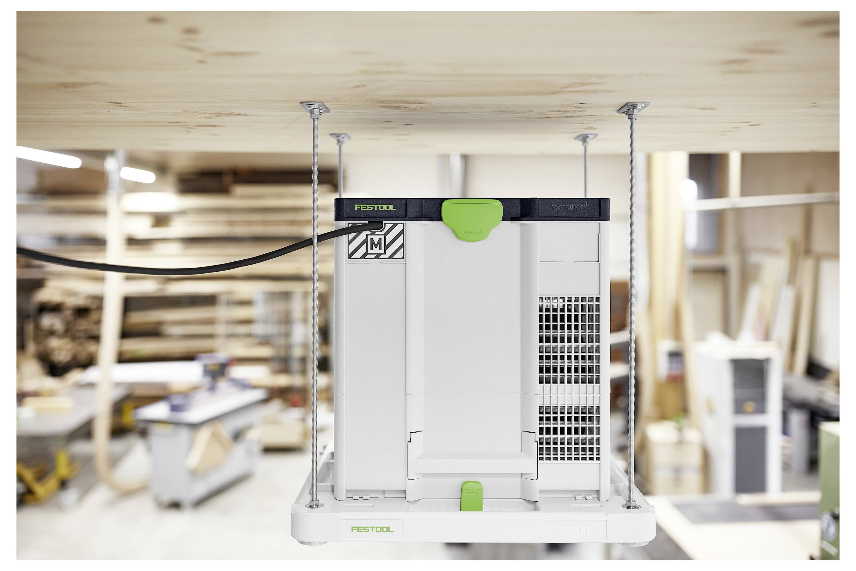 Eine Steckerleiste mit sechs Steckdosen, Ein-/Ausschalter, orangefarbenen Endkappen und Markenetikett, konzipiert für Elektrogeräte.