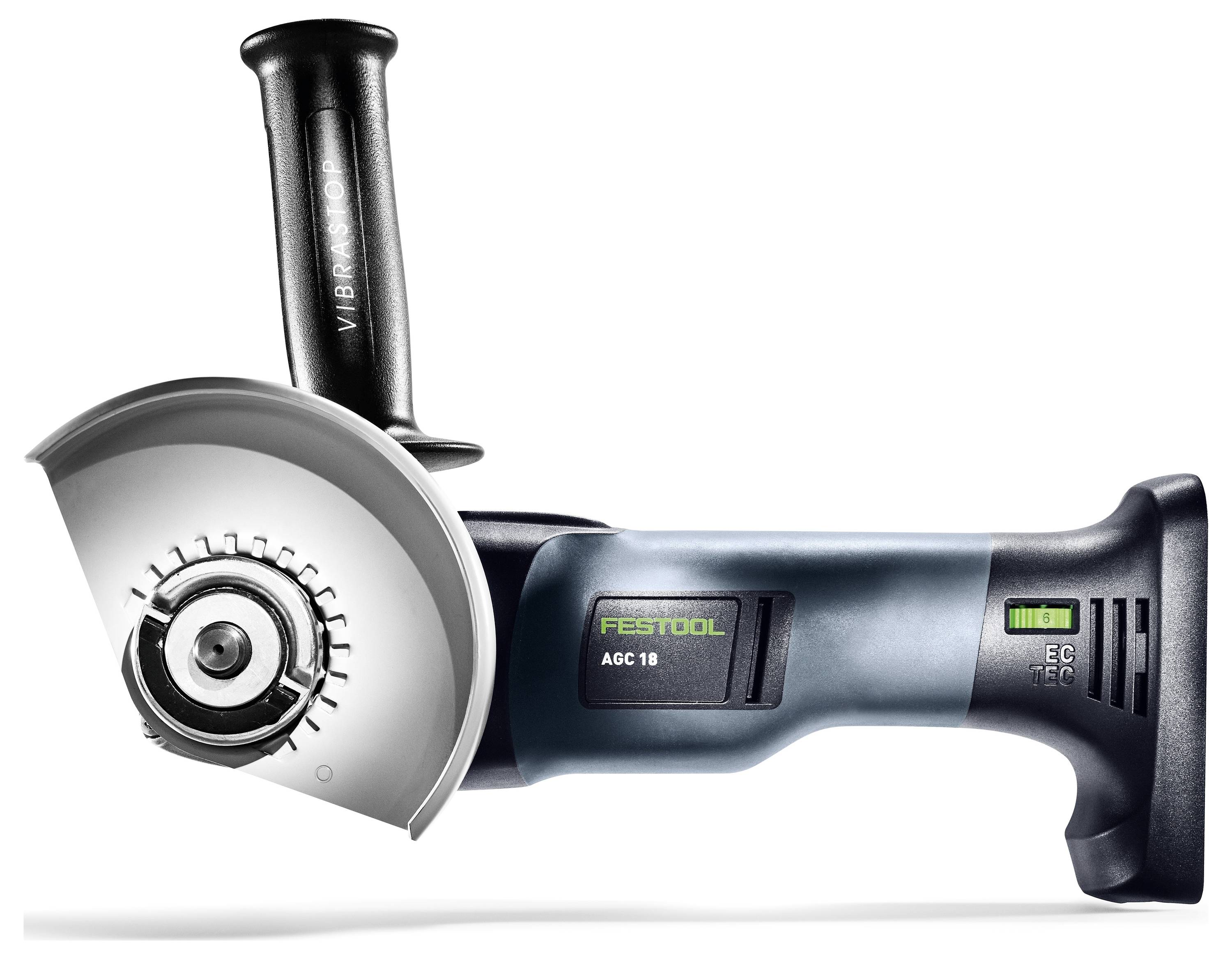 Person using a Festool-Elektrosäge zum Schneiden von gestapelten Sperrholzplatten in einer Werkstattumgebung.