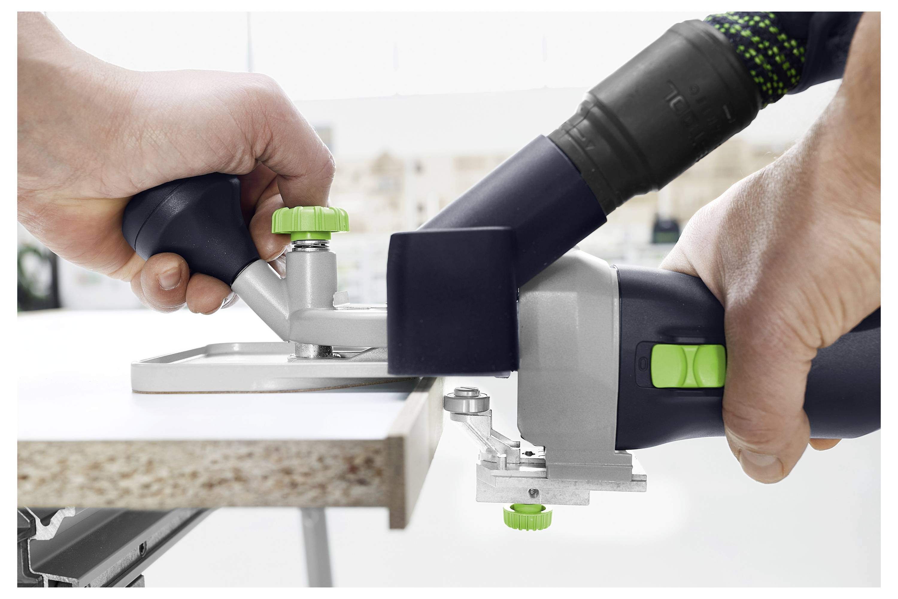 Person, die die Verwendung eines Elektrowerkzeug-Lagersystems mit stapelbaren Behältern und sicheren Verschlüssen im Innenbereich demonstriert.