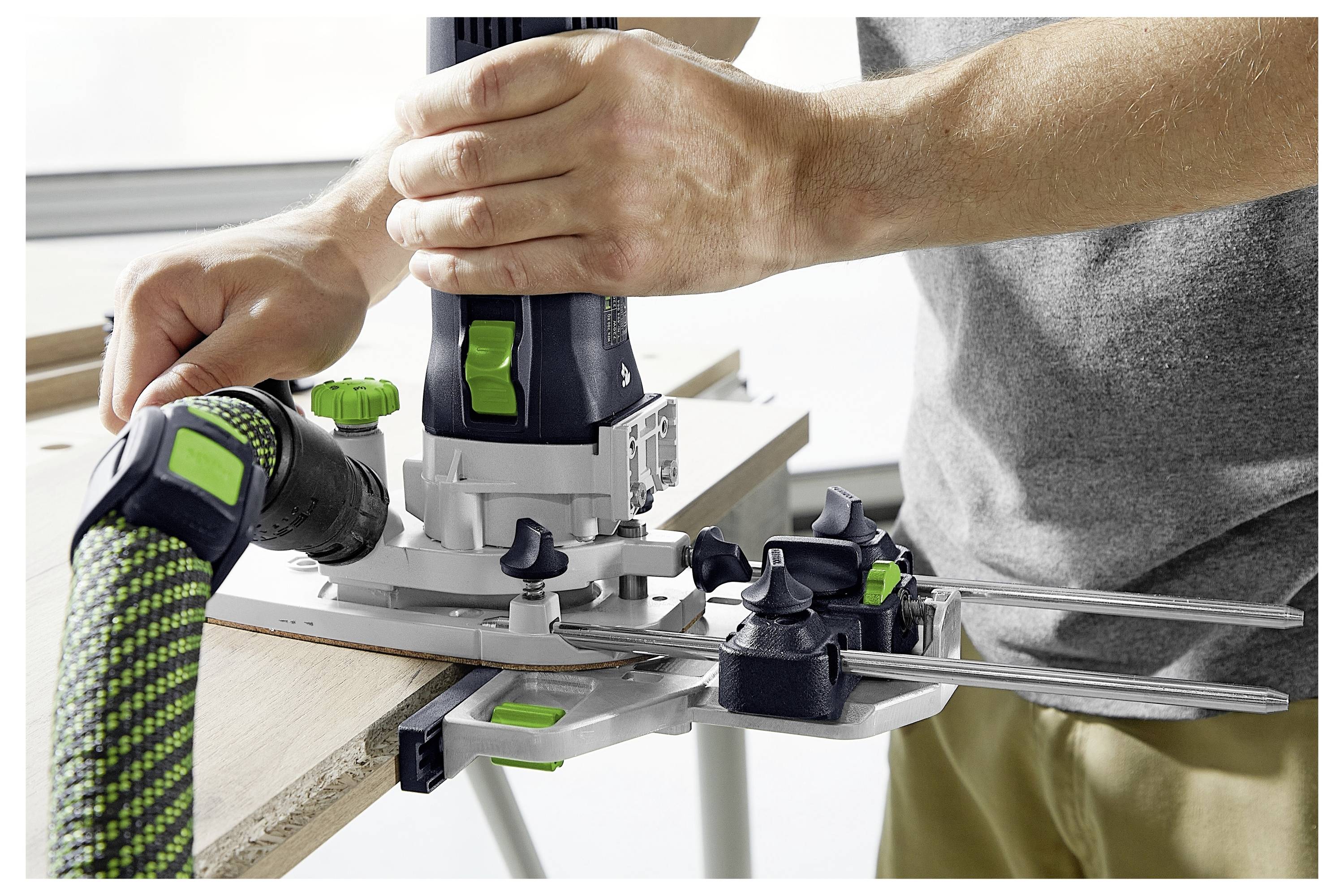 Eine Person, die ein Elektrowerkzeug präzise auf einer Holzoberfläche einsetzt und dabei genaues Schneiden und Formen gewährleistet, wobei eine Holzbearbeitungsaufgabe hervorgehoben wird.