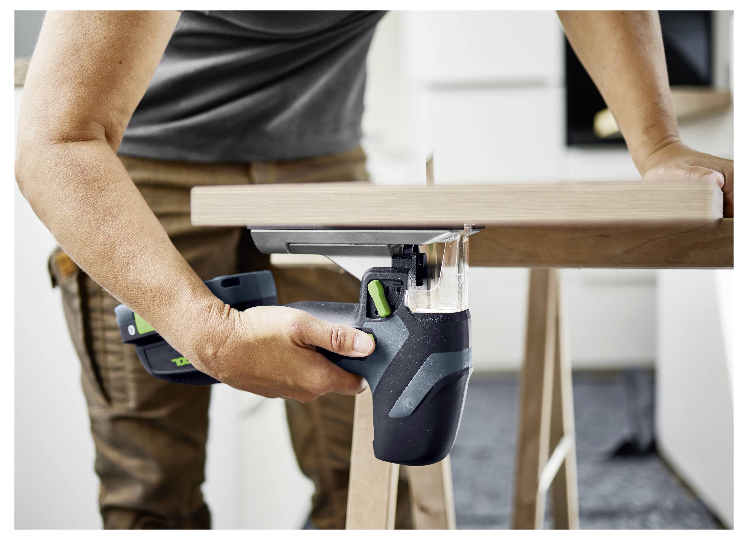 Ein Silbersteckschlüssel, zylindrisch geformt mit eingraviertem Beschriftungen an der Seite, verwendet zum Anziehen oder Lockern von Bolzen und Muttern.