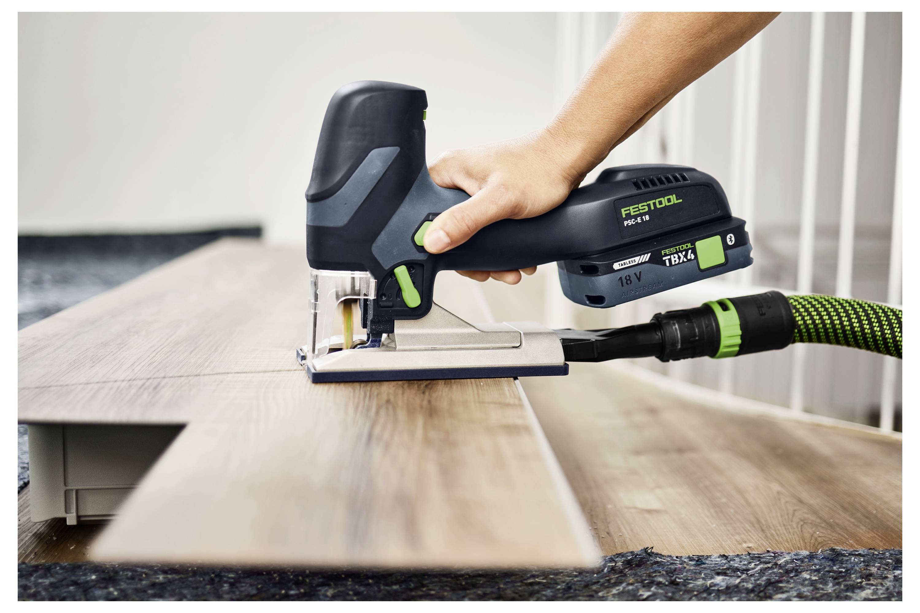 Fünf offene Werkzeugkästen auf einer Werkbank mit organisierten Sätzen von Bohrspitzen, Schrauben und Befestigungselementen für Holzbearbeitungsprojekte.