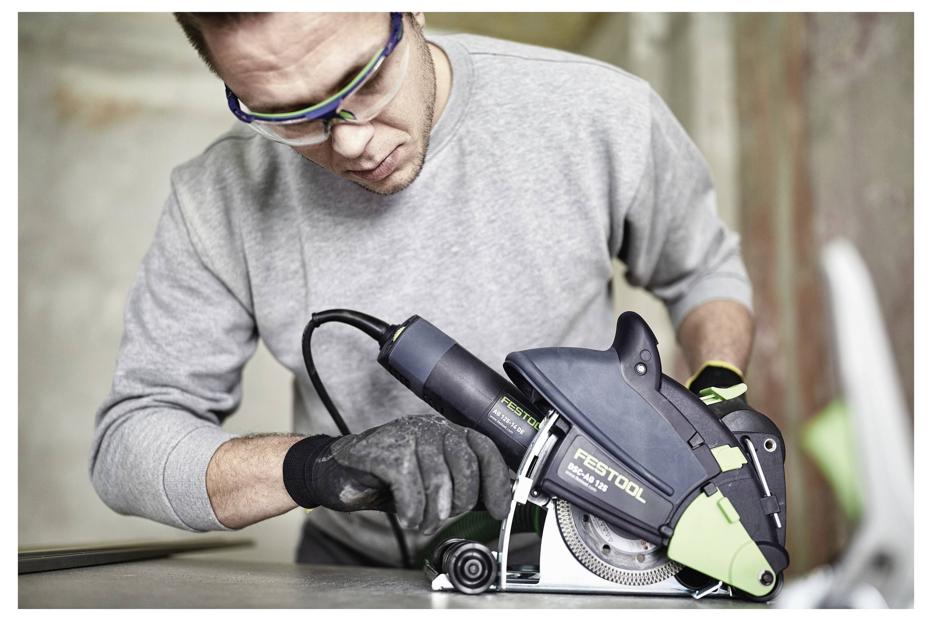 Ein Metallrollenlager mit kreisförmigem Design, das eine schillernde Oberfläche und ein zentrales Loch aufweist und typischerweise in mechanischen Anwendungen verwendet wird.