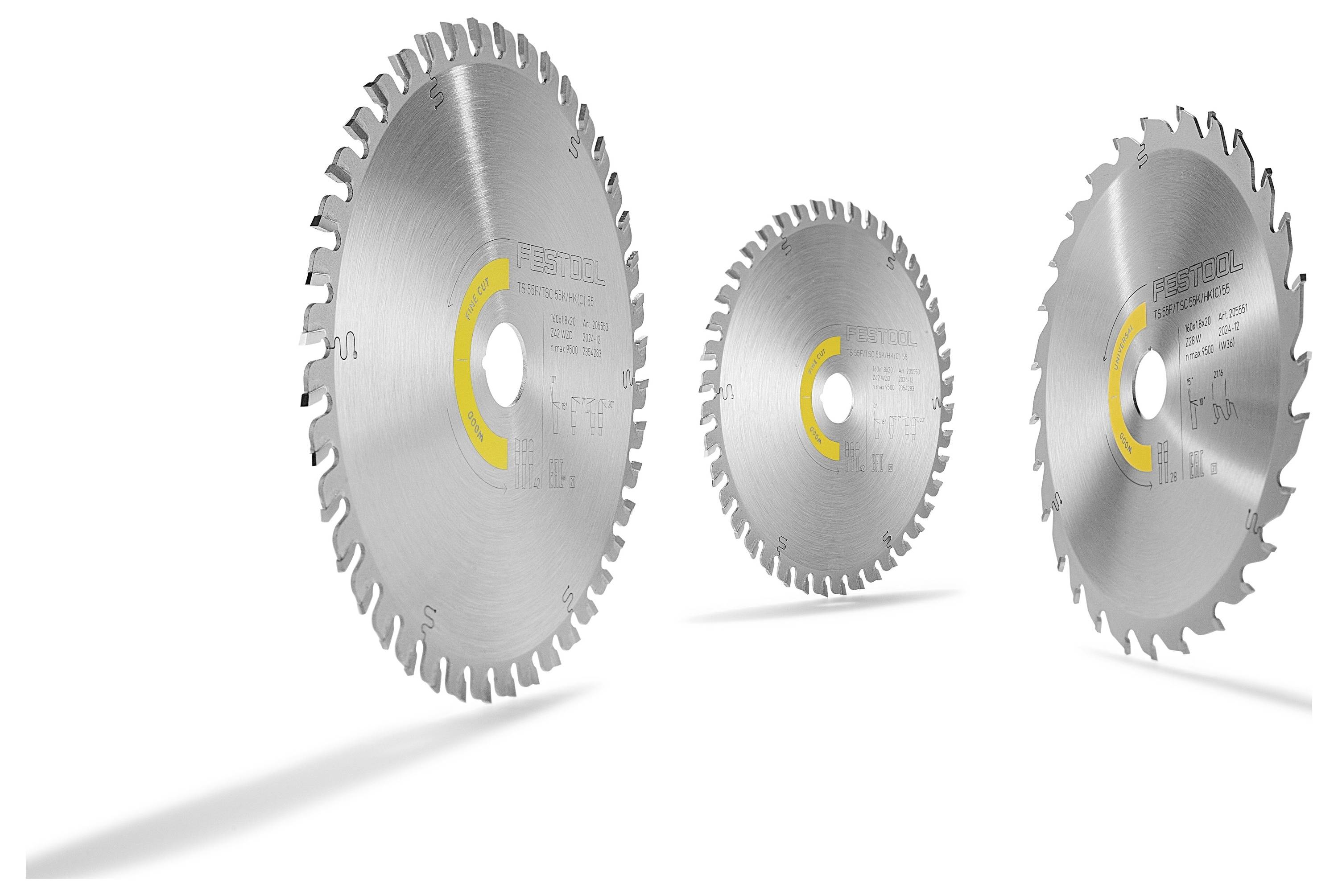 Drei Kreissägeblätter mit unterschiedlicher Zahnweite, versehen mit Markeneintragungen, diagonal angeordnet auf einfachem, weißem Hintergrund.