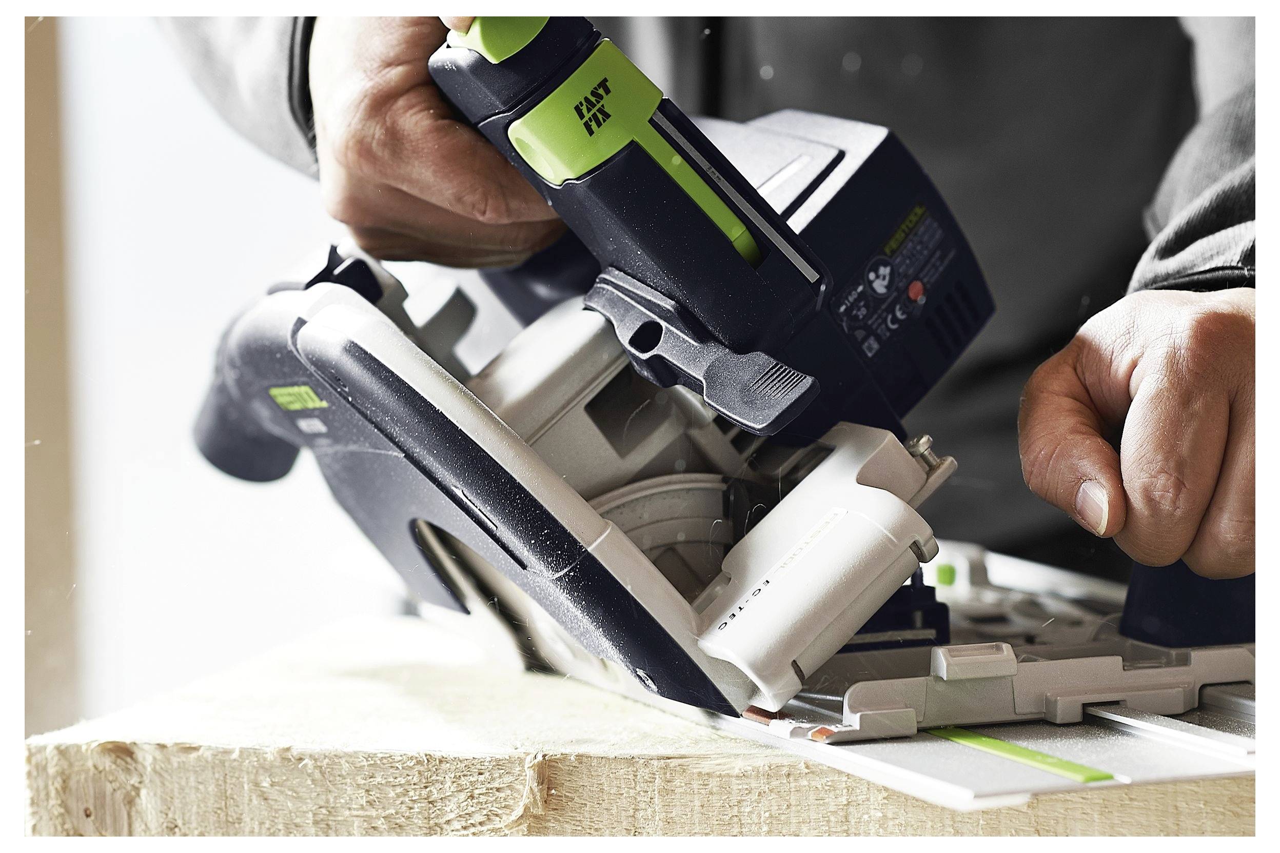 Eine Person benutzt eine Kreissäge, um ein Holzbrett zu schneiden, wobei der Schwerpunkt auf Präzision und Werkzeugbedienung in einer Werkstattsumgebung liegt.