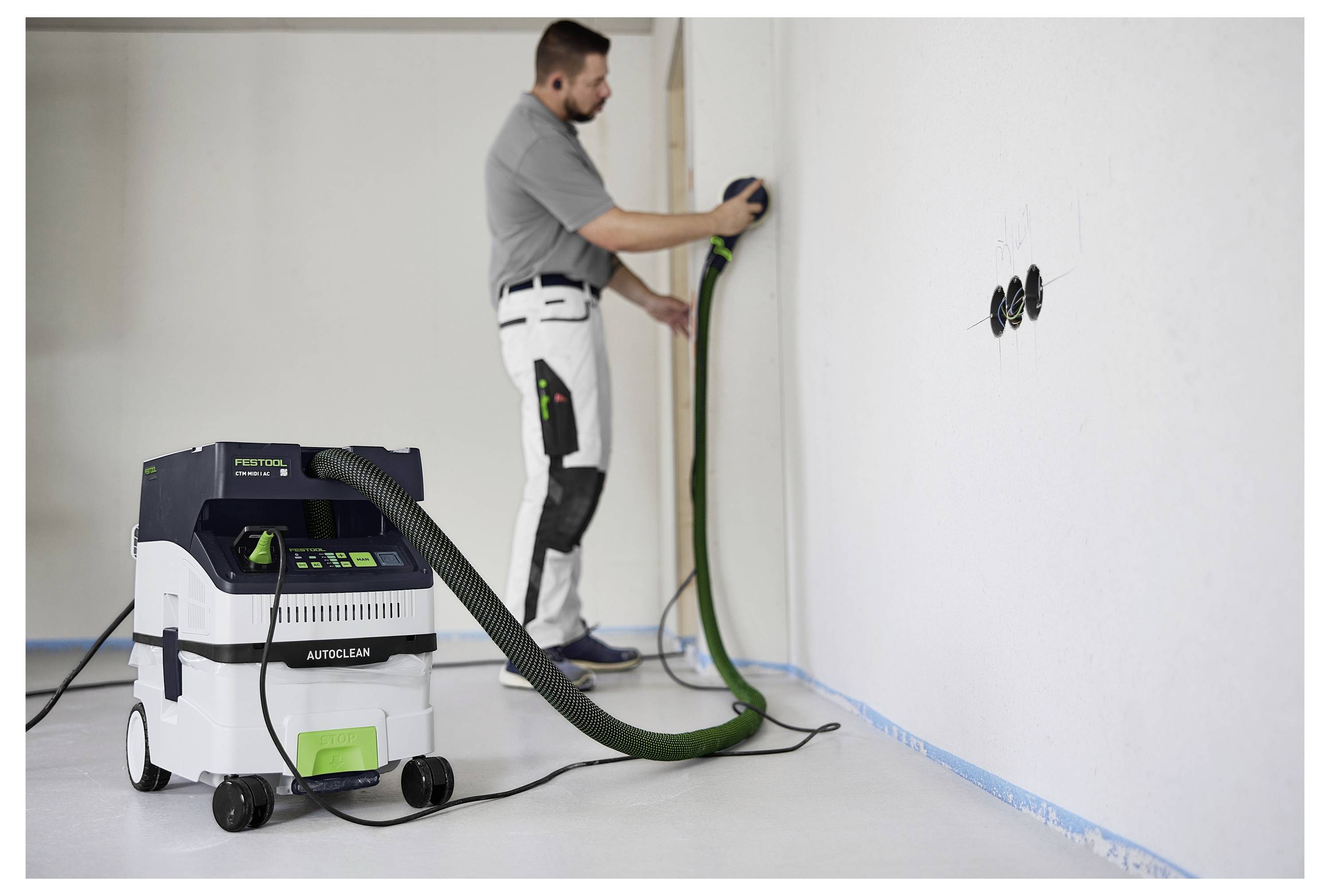 Ein flaches, schwarzes Metallwerkzeug mit einem U-förmigen offenen Ende und einem quadratischen Loch am gegenüberliegenden Ende, entwickelt für spezifische mechanische Aufgaben.