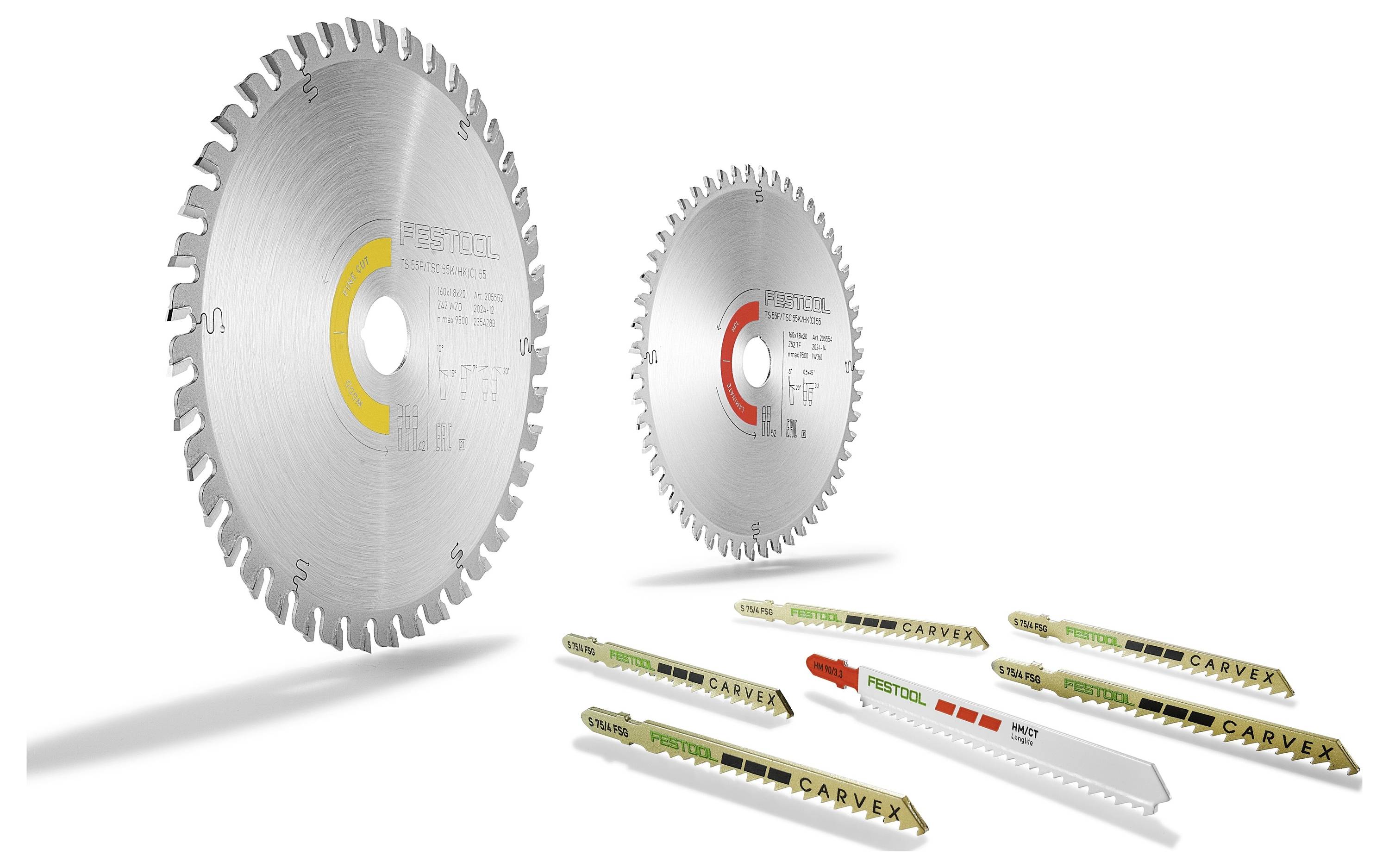 Kreissägeblätter und Stichsägeblätter zum Schneiden. Zwei Kreisblätter auf der linken Seite mit farbigen Markierungen. Mehrere Stichsägeblätter auf der rechten Seite.
