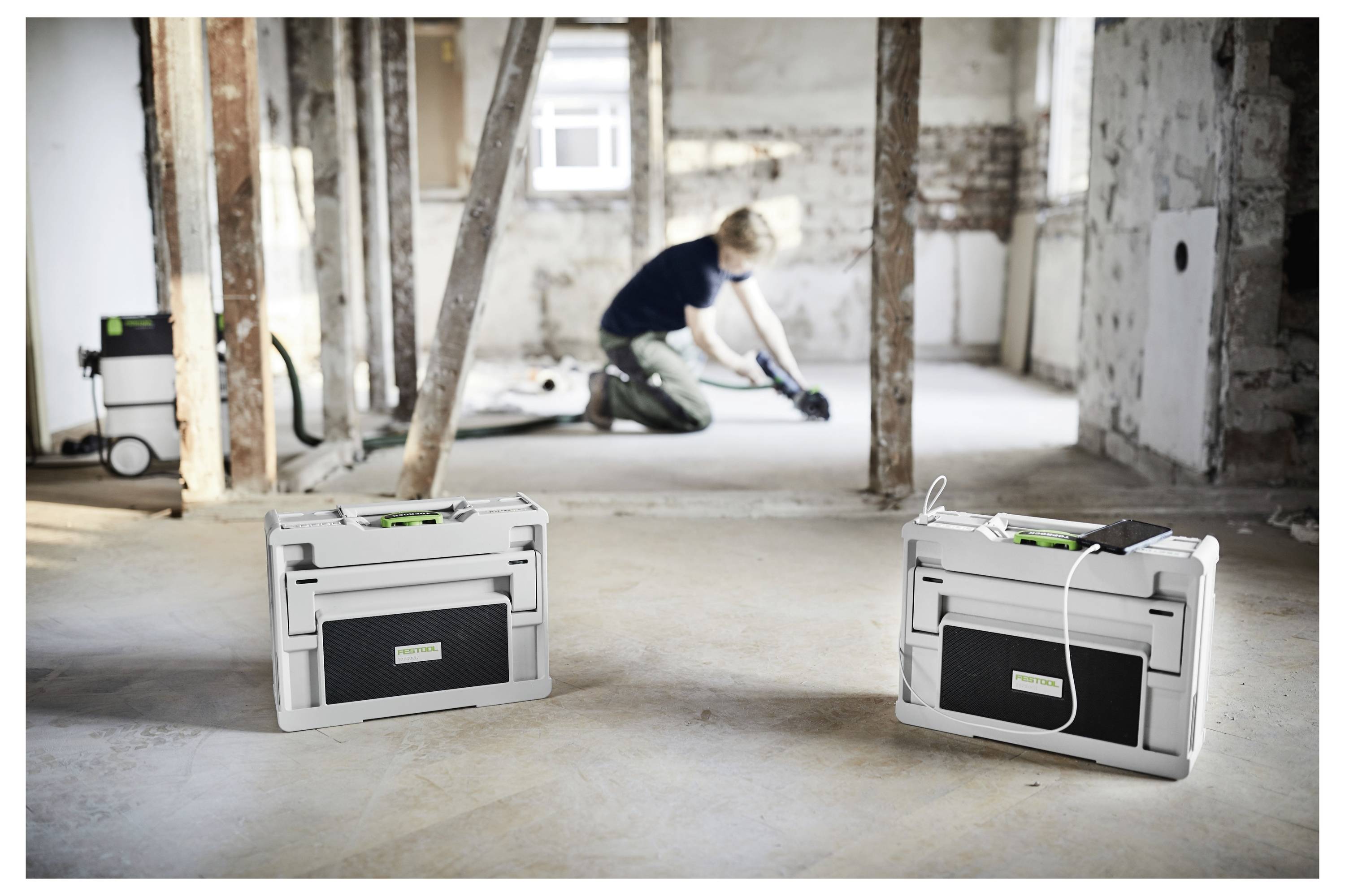 Eine Person mit Schutzbrille bedient eine Kreissäge und schneidet Holz auf einer Werkbank in einer Werkstatt, wobei Präzision und Sicherheit betont werden.