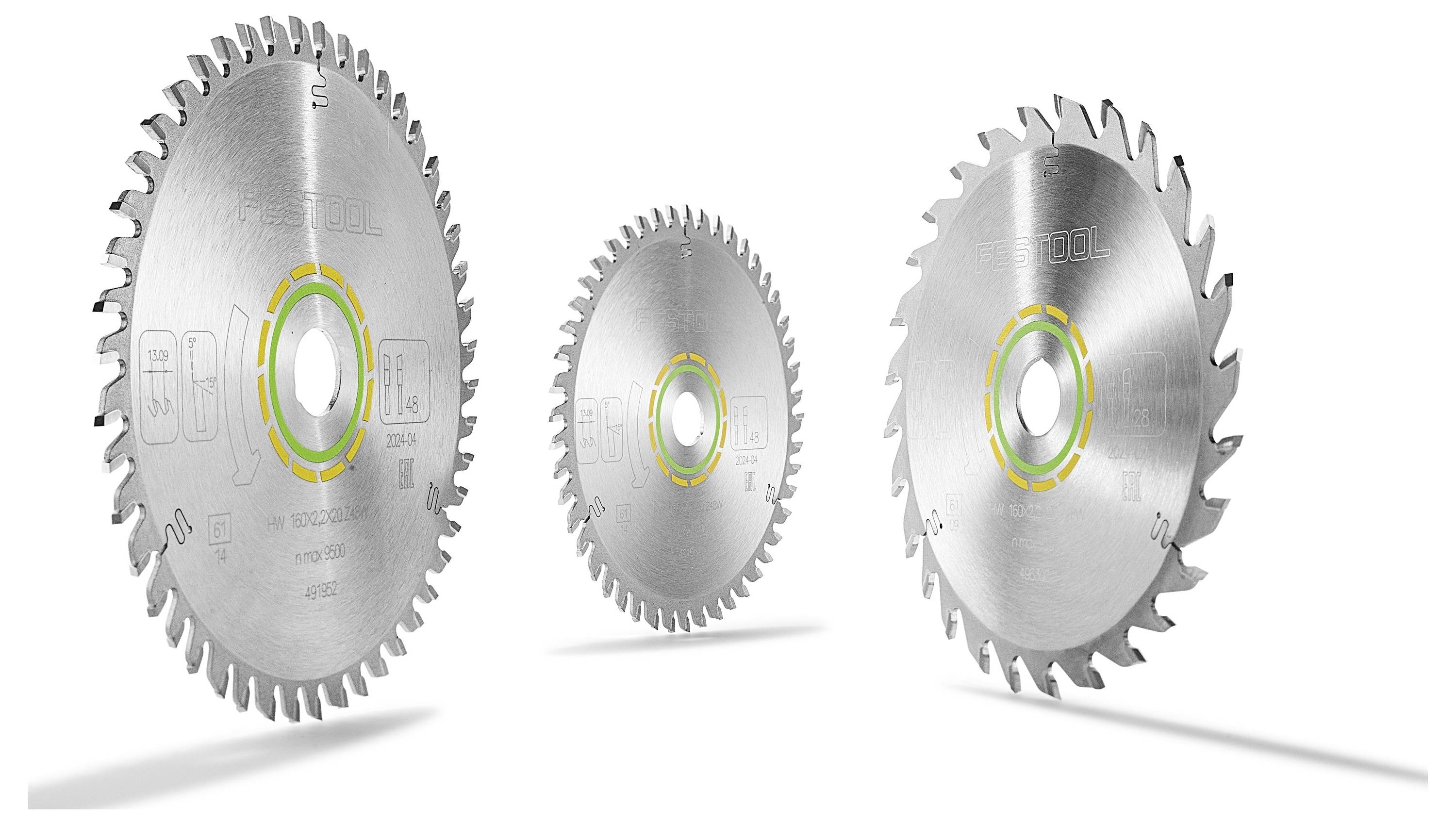 Eine Person in Arbeitskleidung verwendet ein Elektrowerkzeug mit Staubsaugeranschluss, um ein Loch in eine Betonwand zu bohren und erzeugt dabei ein sauberes Loch in einer Baustelle.
