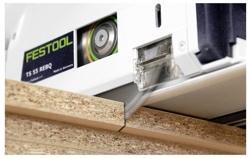 Eine Sägeblatt von einer Festool TS 55 REBQ schneidet durch ein Holzbrett und demonstriert präzises und gleichmäßiges Schneideverhalten.