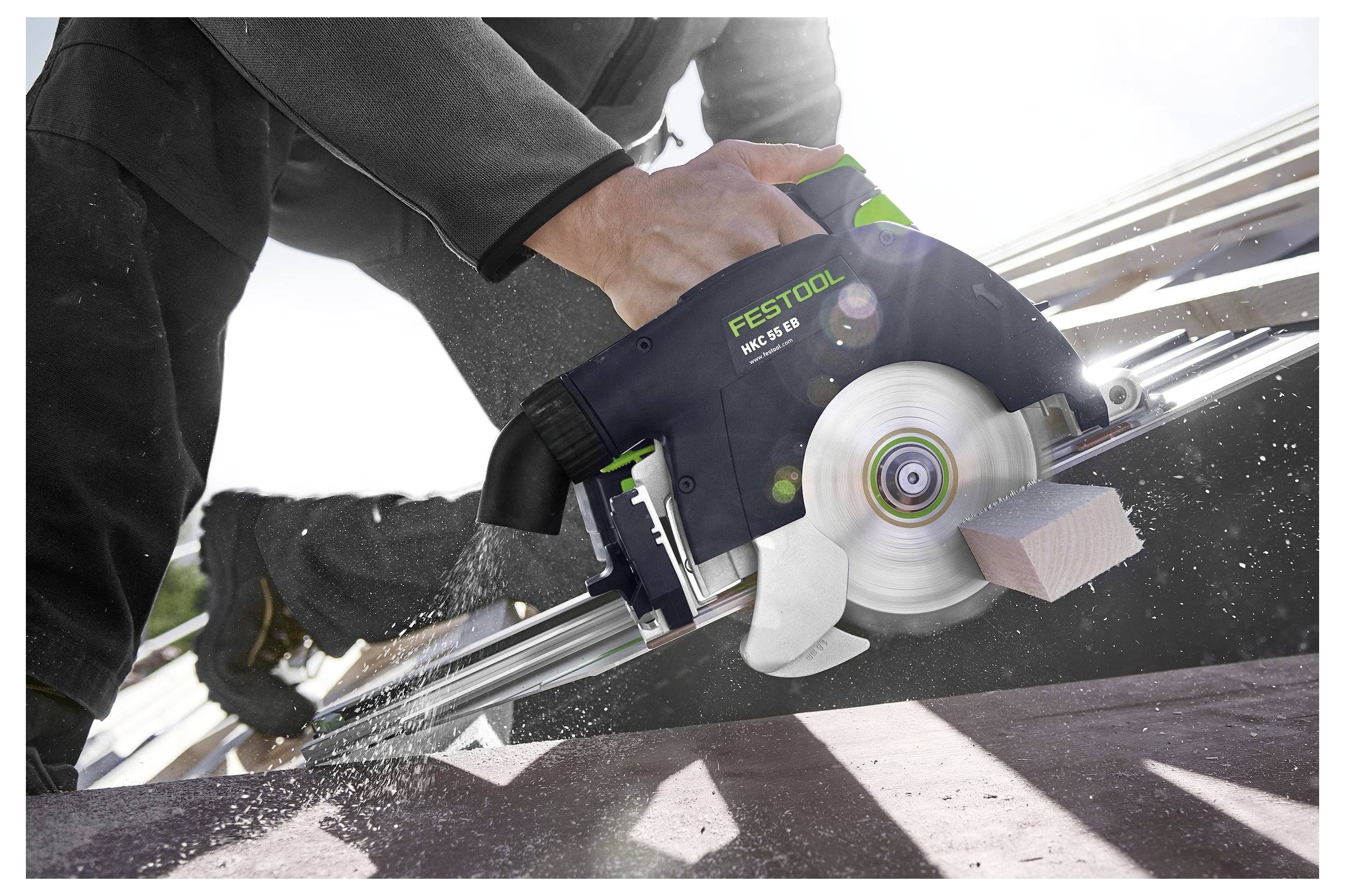 Eine Person verwendet eine Kreissäge, um Holz auf einer Baustelle zu schneiden, wobei Sonnenlicht die Szene beleuchtet und Sägespäne emittiert werden.