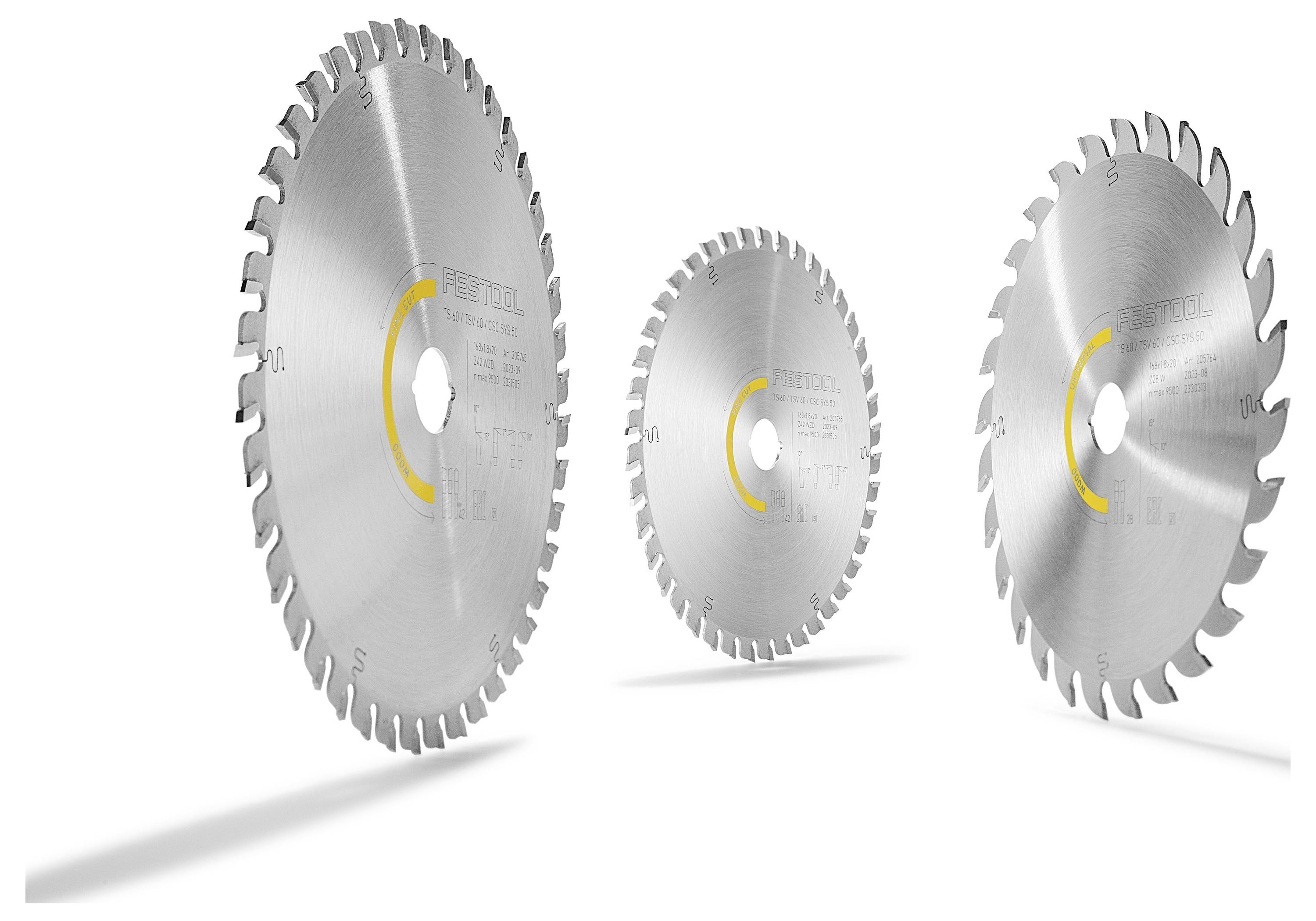 Ein rundes Metallflansch mit einem zentralen erhöhten Zylinder und drei großen Öffnungen darum herum, das zum Verbinden oder Sichern von Komponenten verwendet wird.