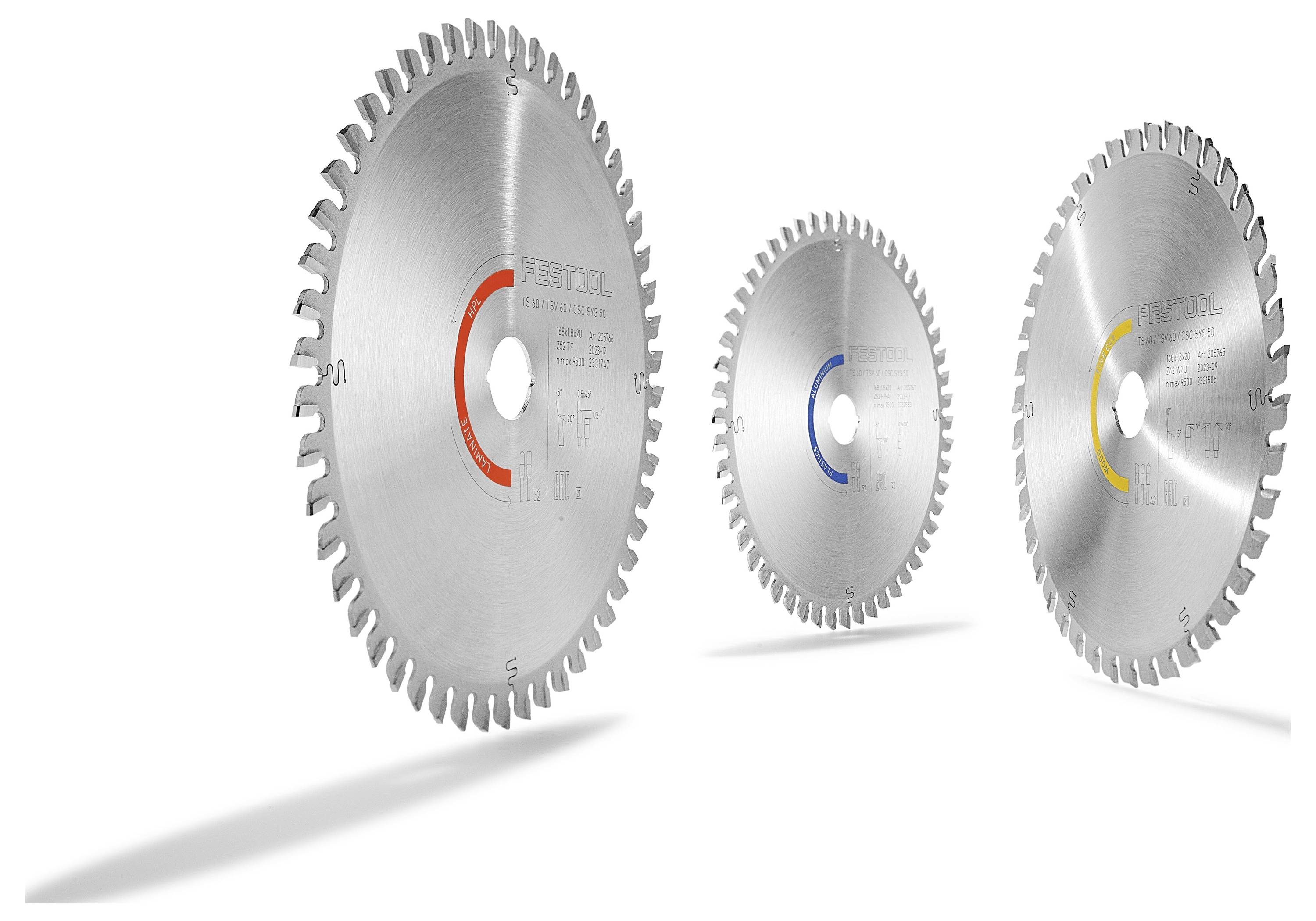 Ein schnurloses Schleifgerät ruht auf einer Holzoberfläche, mit zwei Schleifpapierstücken in der Nähe, bereit zum Einsatz bei Schleif- oder Glättungsarbeiten.