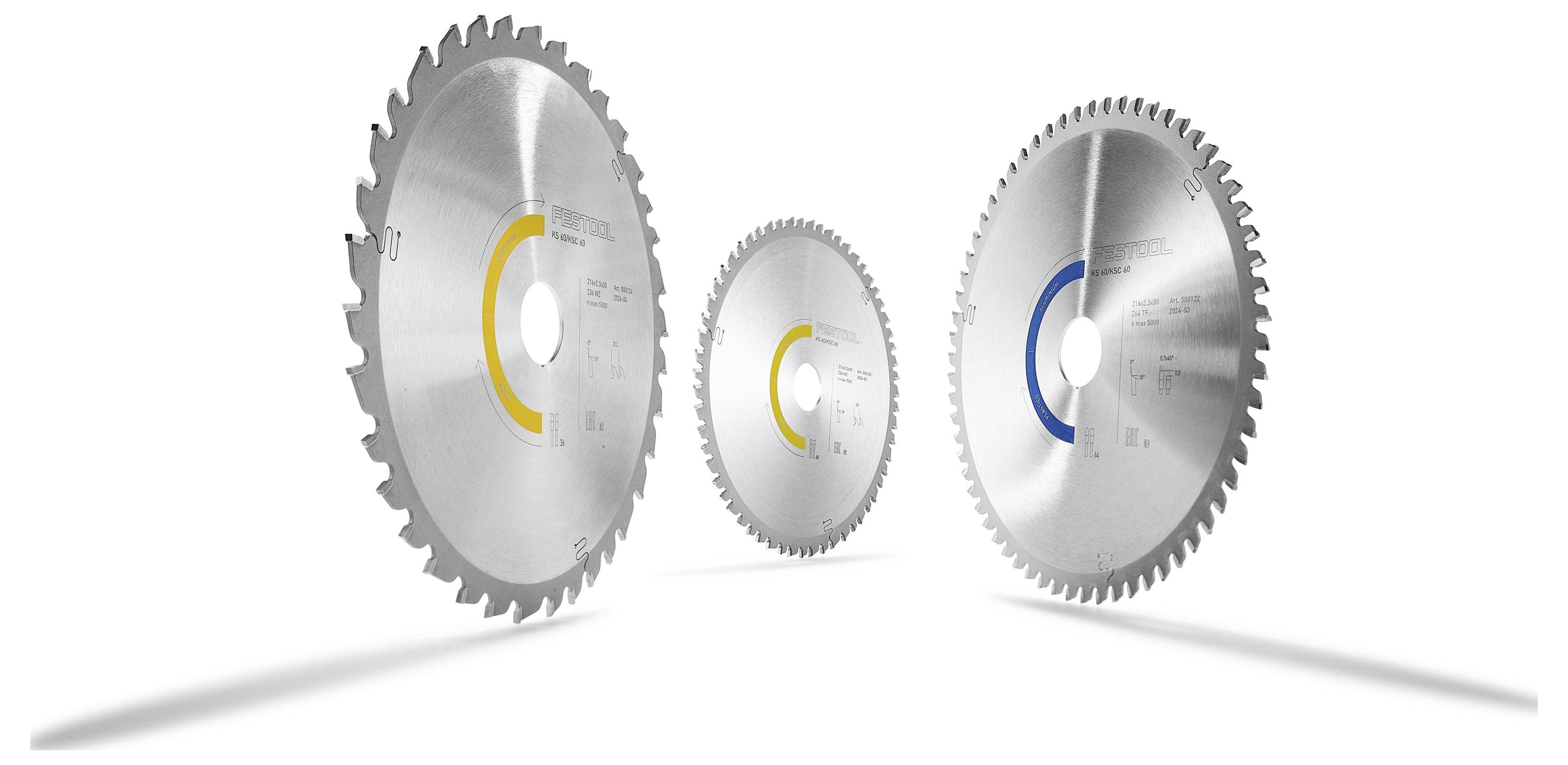 Eine Person benutzt einen elektrischen Elektroschleiffer auf einer Holzoberfläche in Innenräumen. Der Schleiffer ist schwarz mit einem grünen Knopf und ist mit einem grünen Schlauch verbunden.