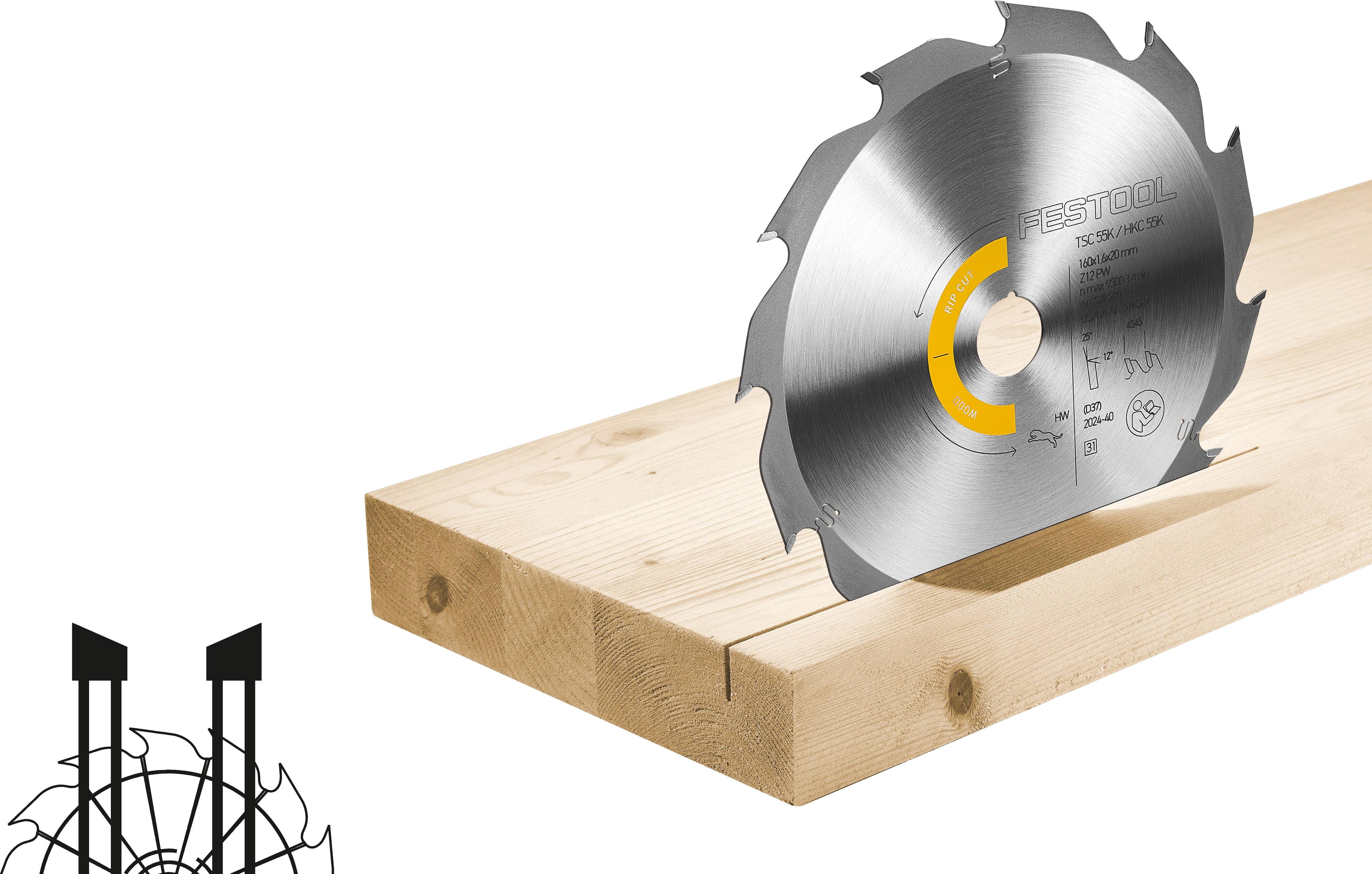 Eine Kreissägeblatt, das teilweise in zwei Holzbalken eingeführt ist und eine Schnittbewegung anzeigt. Das Blatt hat Messskalen.