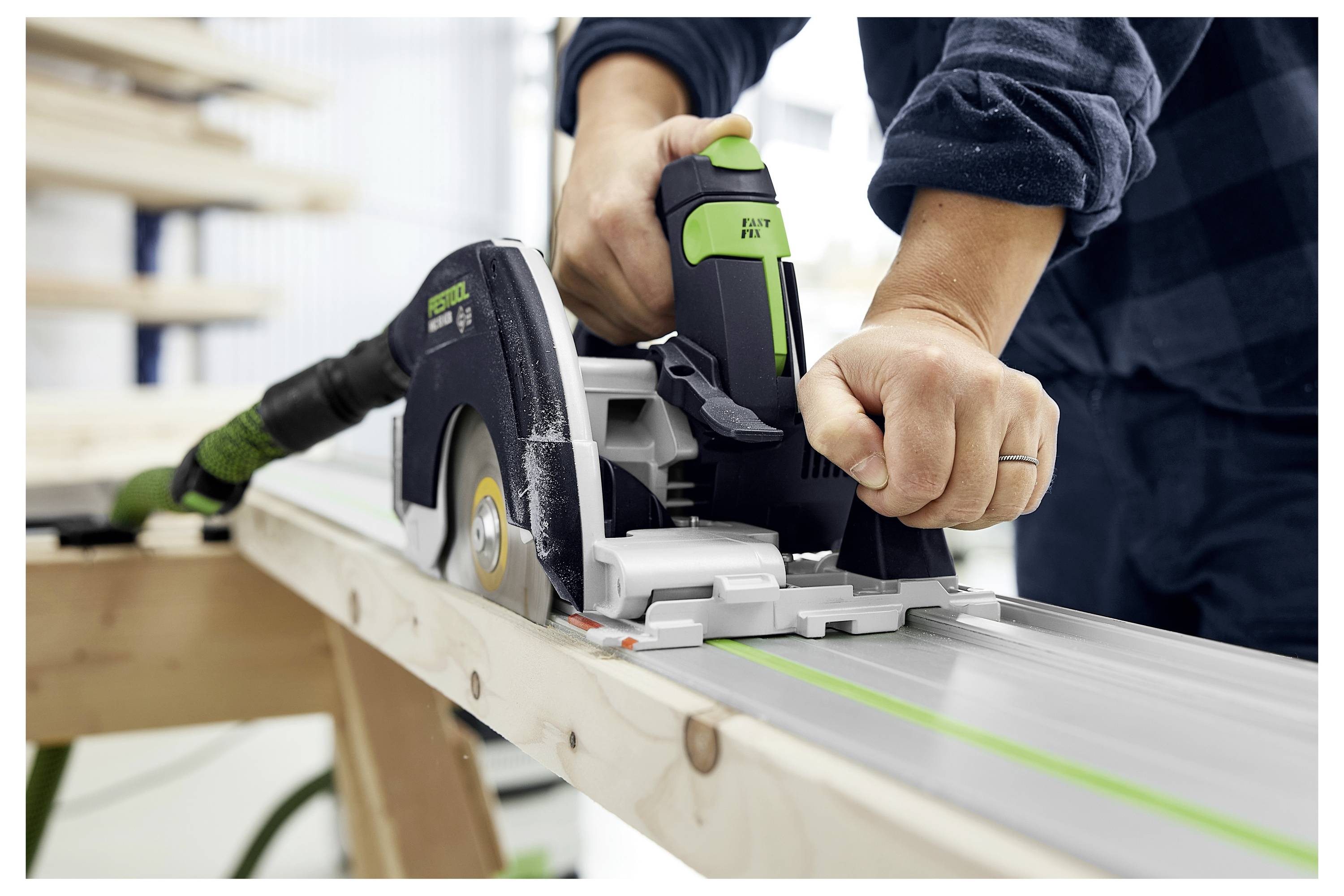 Eine Person, die ein Langarmhemd trägt, benutzt eine Kreissäge an einem Holzbrett und konzentriert sich auf präzises Schneiden entlang einer markierten Linie.