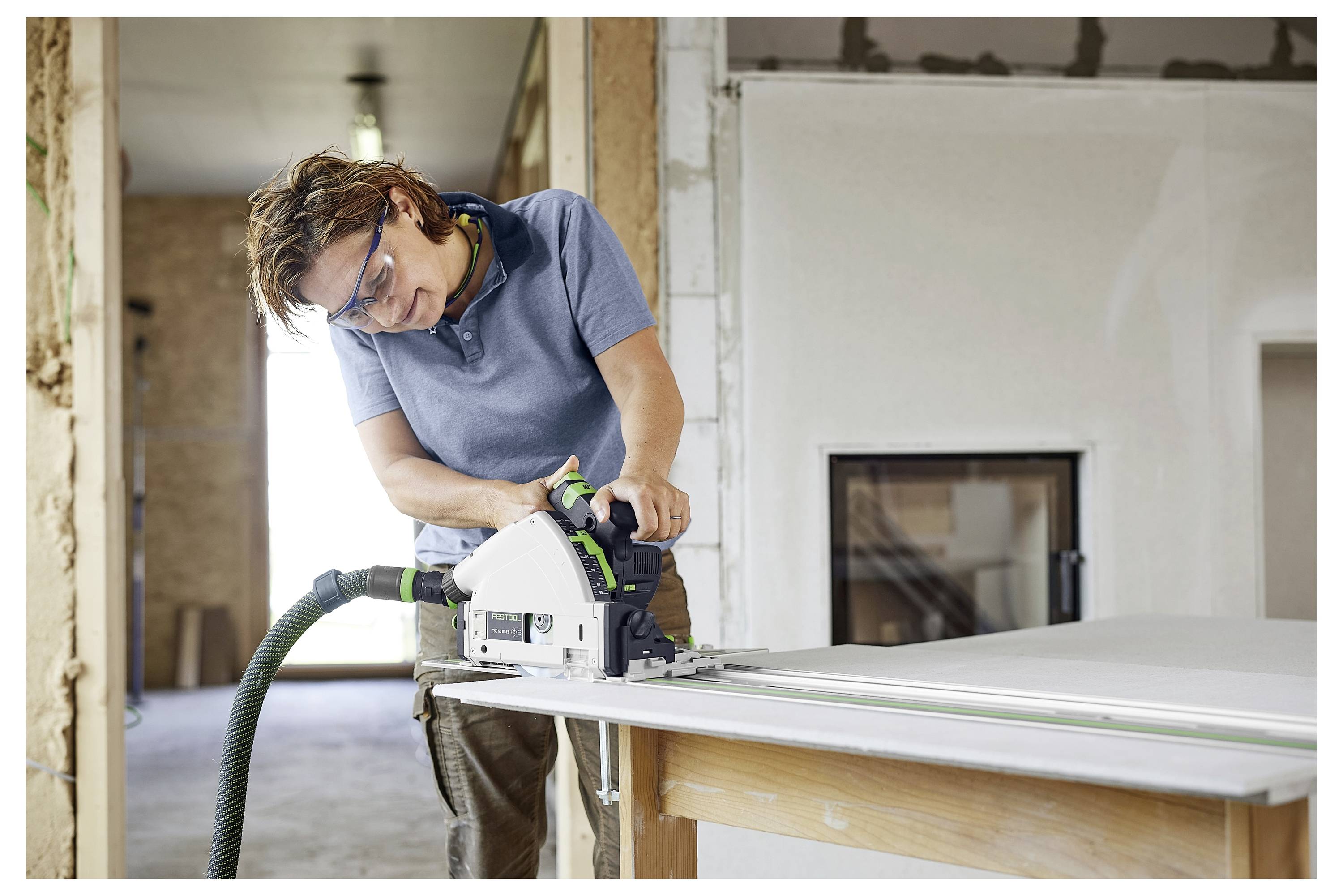 Hände ziehen kleine Schubladen aus einer tragbaren Werkzeugspeicherbox auf einer Werkbank heraus und zeigen Organisation und Zugänglichkeit.