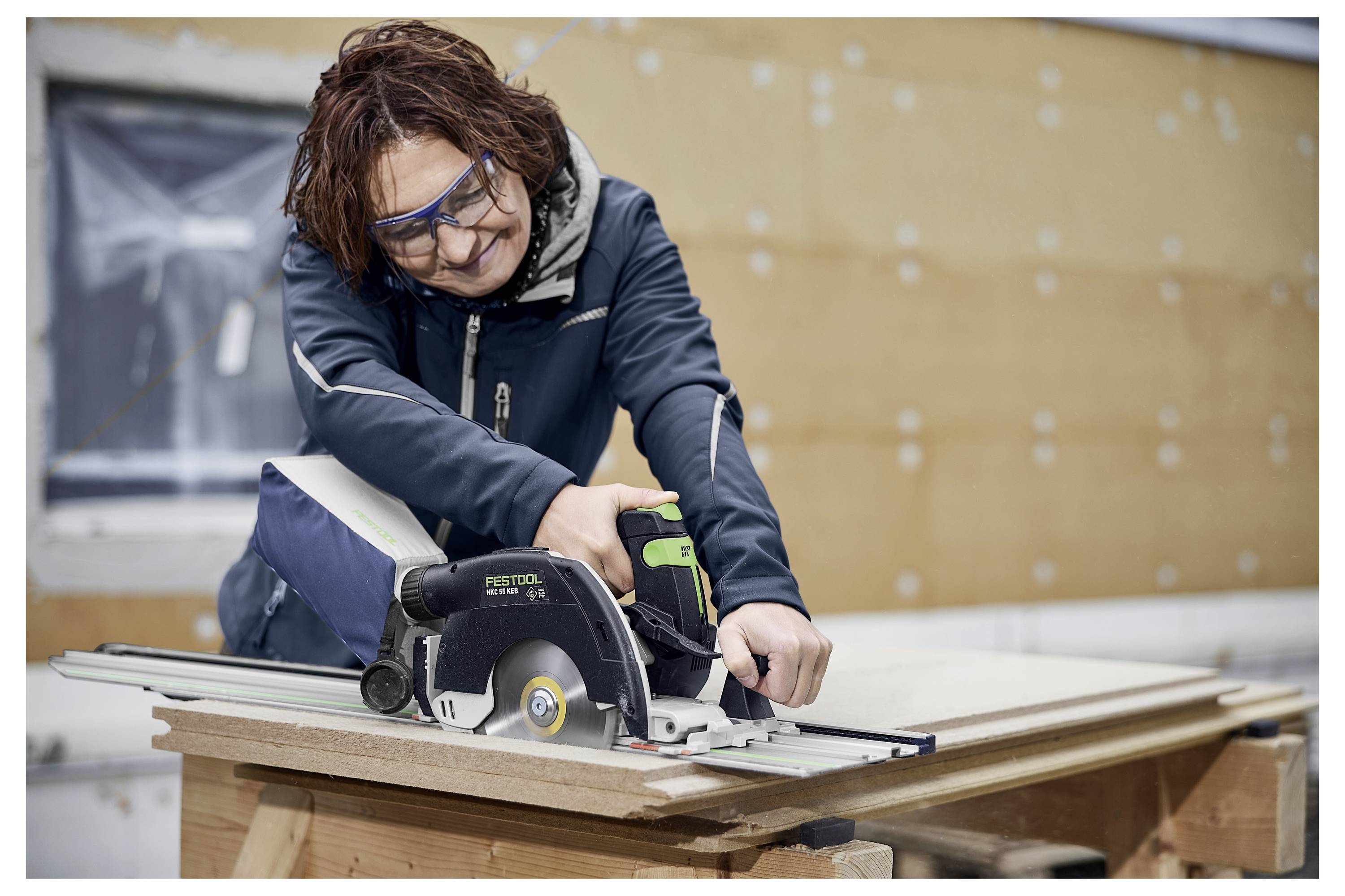 Ein Festool-Staubsauger in Weiß und Schwarz mit grünen Akzenten, mit der Bezeichnung „AUTOClean