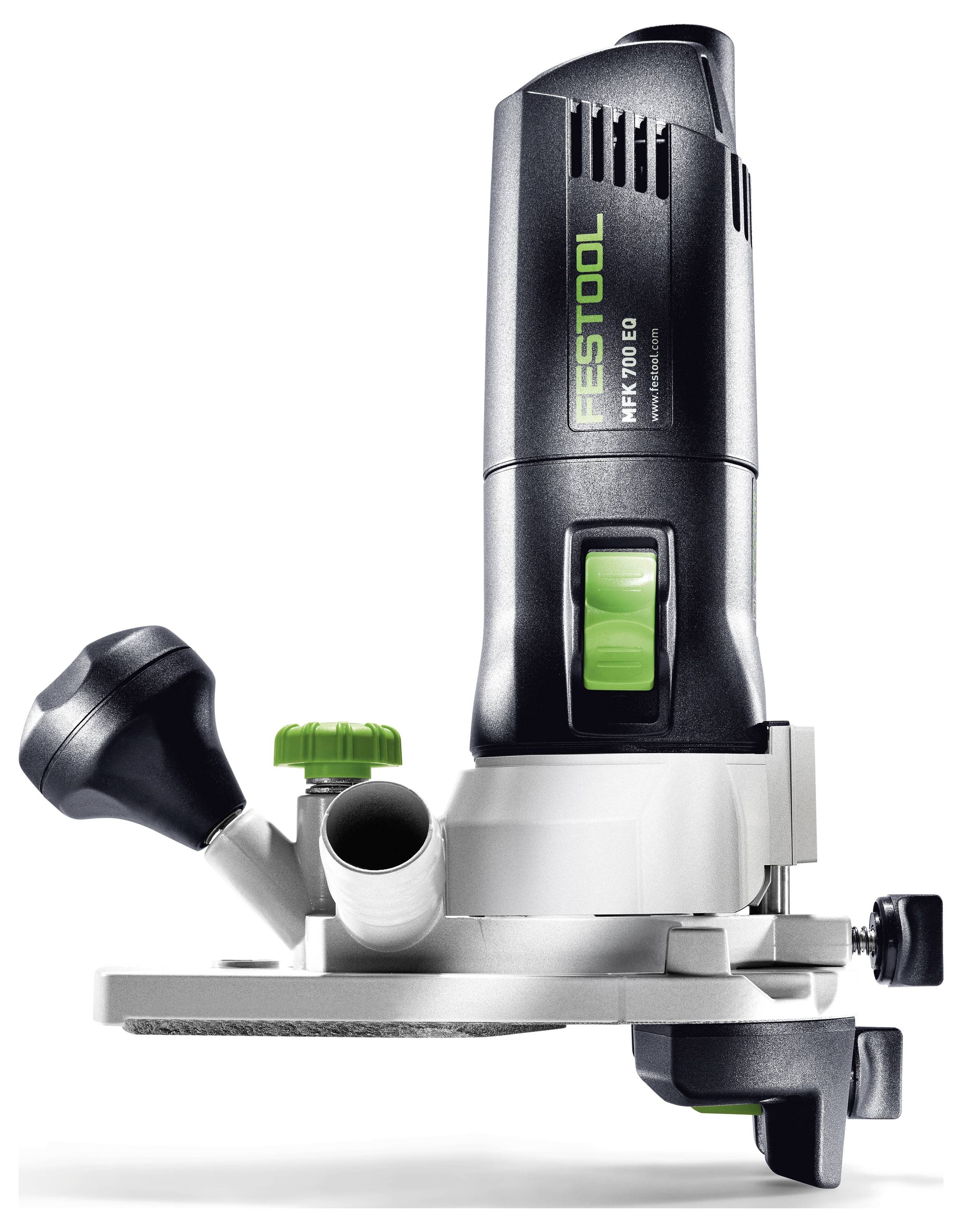 Eine Person nutzt ein präzisions Schneidewerkzeug, um ein Stück Holz auf einer Werkbank zu schneiden, was auf handwerkliches Geschick und Holzbearbeitungsfähigkeiten hindeutet.