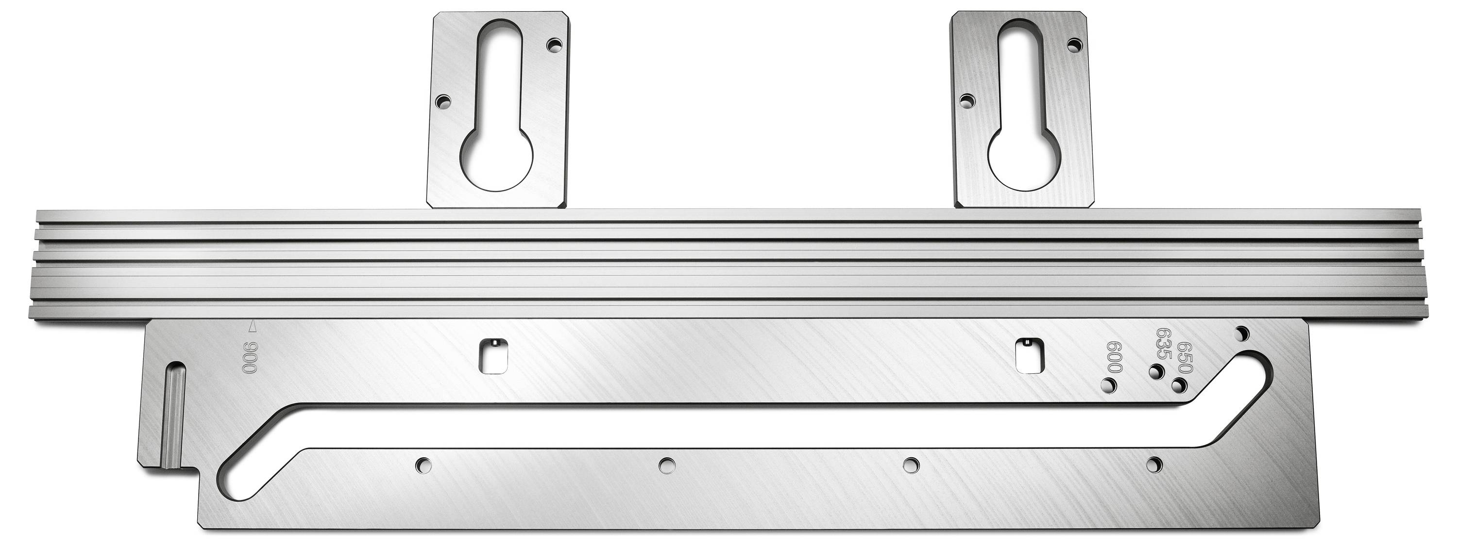 Eine Metallwandmontageklammer mit zwei Schlitzlöchern zur Verstellung, entwickelt um ein flaches Objekt sicher an einer vertikalen Oberfläche zu befestigen.