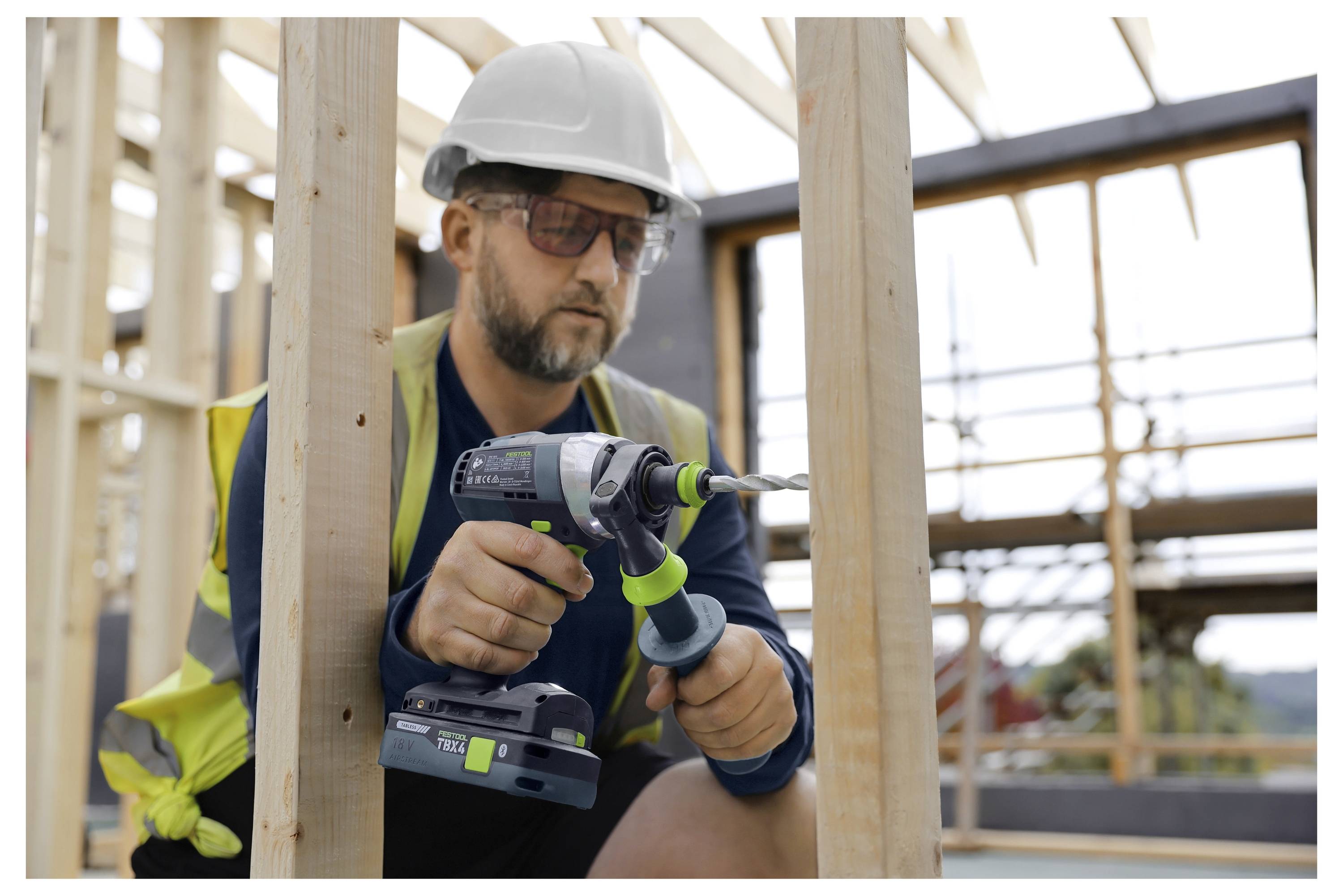 Eine Person, die Handschuhe trägt, installiert vorsichtig ein Kreissägeblatt in ein Elektrowerkzeug und betont dabei Sicherheit und Präzision beim Umgang mit Werkzeugen.