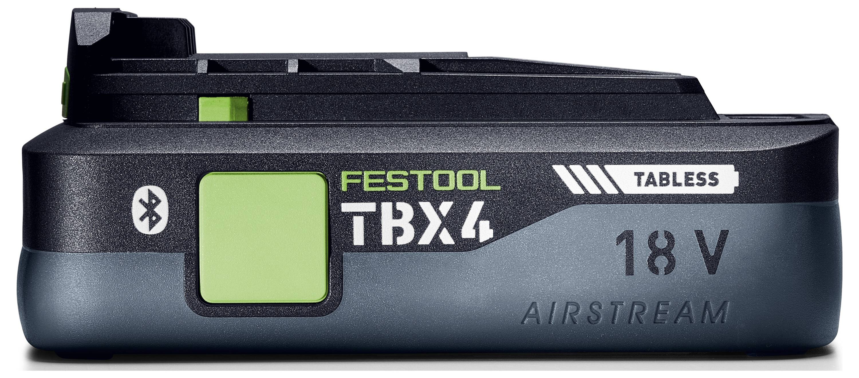 Eine Person nutzt eine Kreissäge auf einer Führungsschiene, um ein Holzbrett zu schneiden. Das Werkzeug ist grün und schwarz, entworfen für präzises Schneiden.