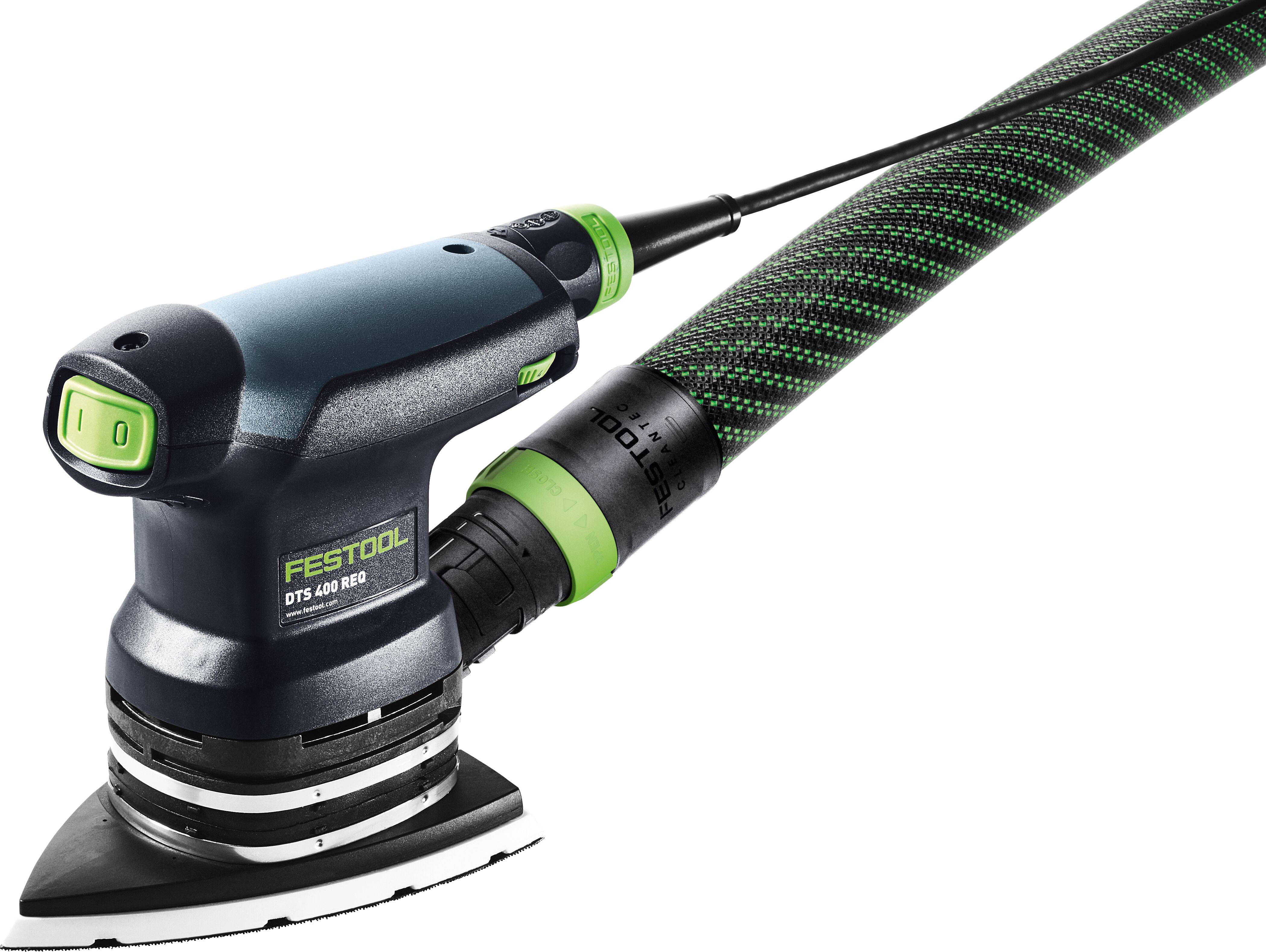 Ein blau-grüner Festool DTS 400 REQ Schleifer mit angebrachtem Staubabsaugungsschlauch, konstruiert für präzise Schliff- und Kantenbearbeitungsaufgaben.