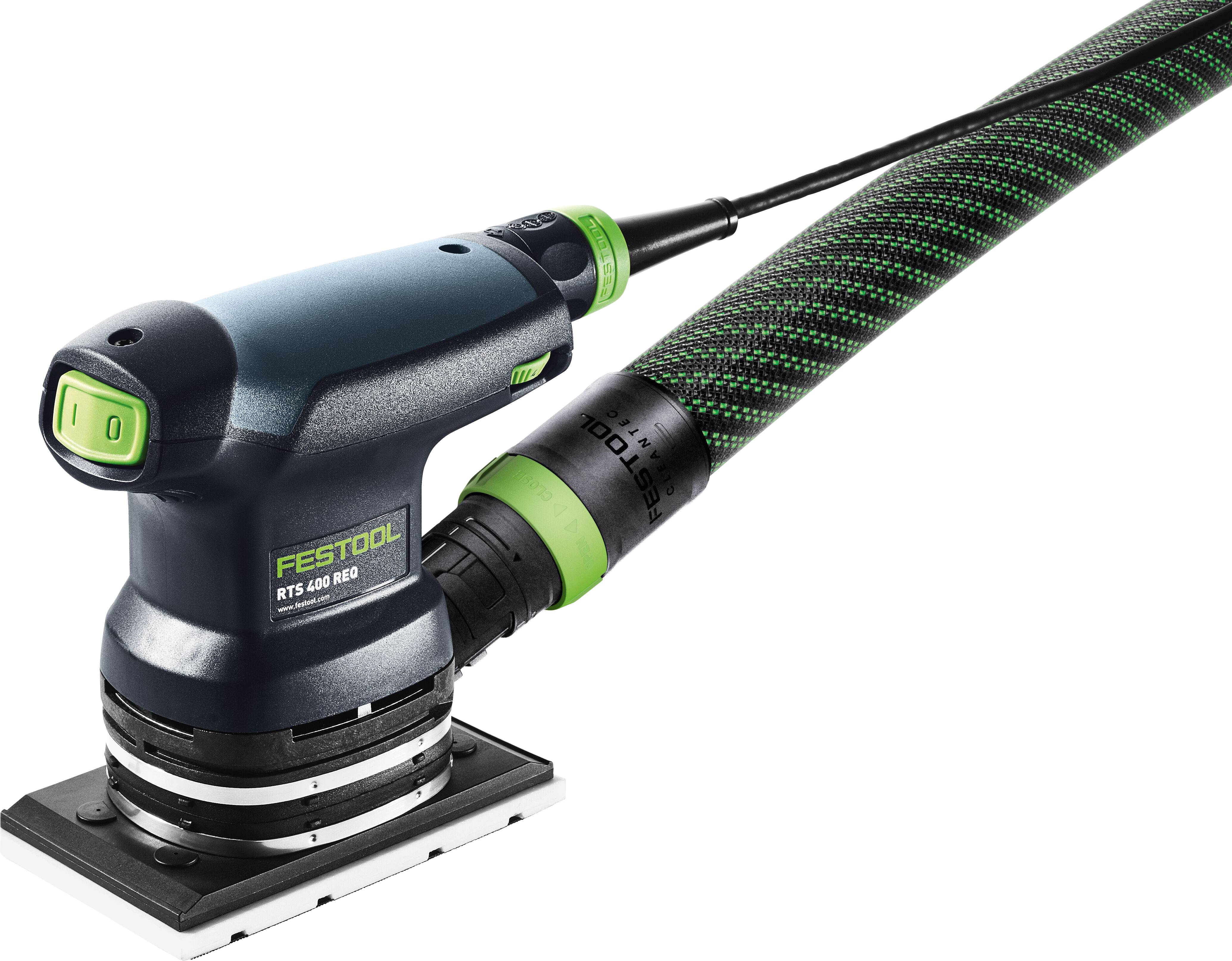 Ein Festool RTS 400 EQD Schleifwerkzeug mit rechteckiger Schleifplatte und grün akzentuiertem Schlauch, das für präzise und effiziente Schleifaufgaben verwendet wird.
