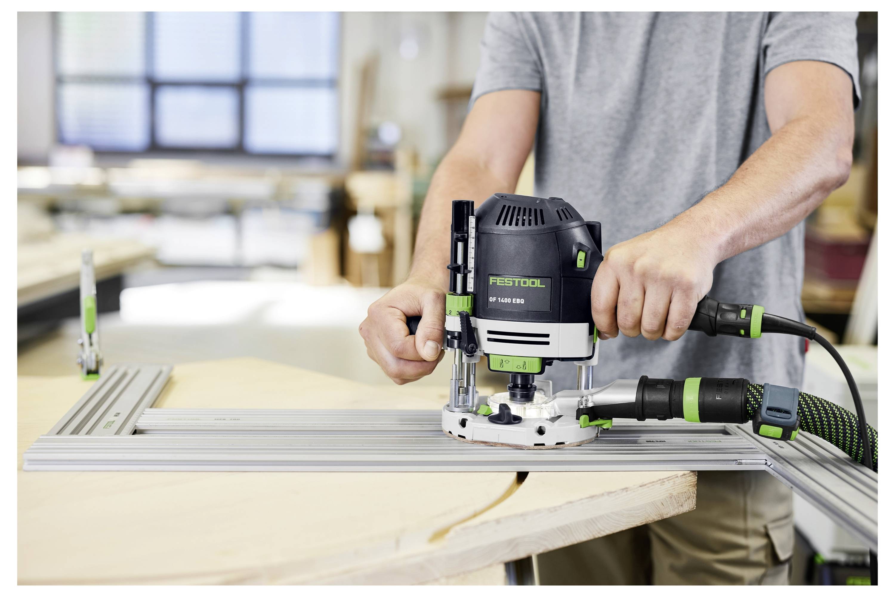 Ein schlankes schwarzes quadratisches Panel mit minimalistischem Design und zwei dünnen Erweiterungen an der oberen Kante.