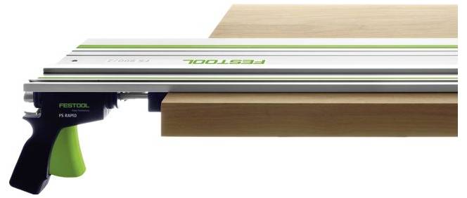 Ein Schneidewerkzeug, das an einer rechteckigen Holzoberfläche befestigt ist, mit Griffen mit grünen Akzenten, entwickelt für präzise Holzbearbeitung und geführte Schnitte.