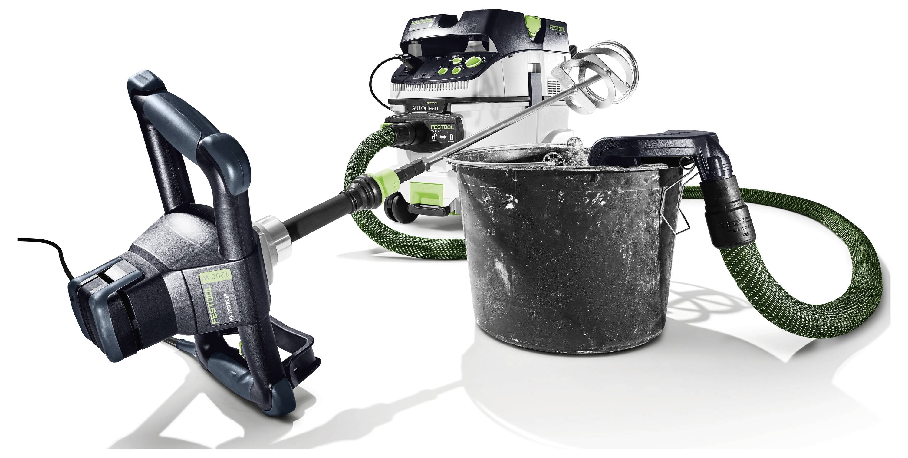 „Ein Mischerwerkzeug und ein Industriestaubsauger, die durch einen Schlauch verbunden sind und neben einem schwarzen Eimer aufgestellt sind, wobei eine staubfreie Mischungsanlage präsentiert wird.