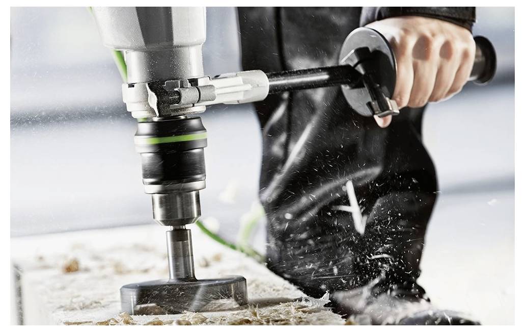 Herrengrößentabelle mit Maßen für Brust (A), Taille (B) und Hüfte (C) für die Größen S bis XXXL. Angezeigt mit menschlicher Körperkontur.