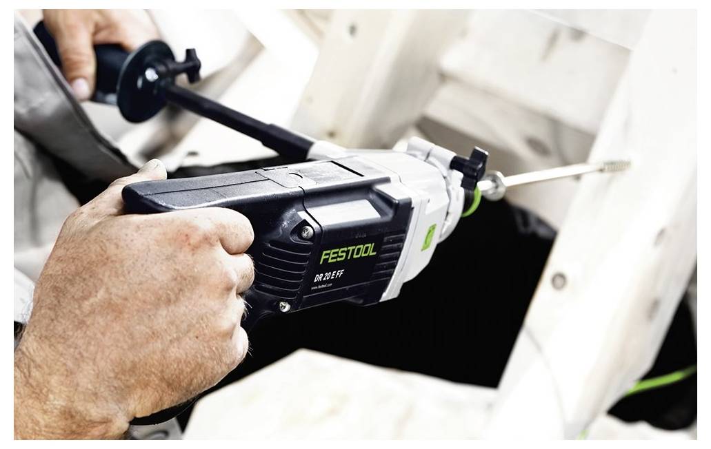 Eine Person verwendet eine Elektrobohrmaschine, um eine Schraube an einer weißen Struktur festzuziehen. Die Bohrmaschine ist von Festool, die Modellnummer ist sichtbar.