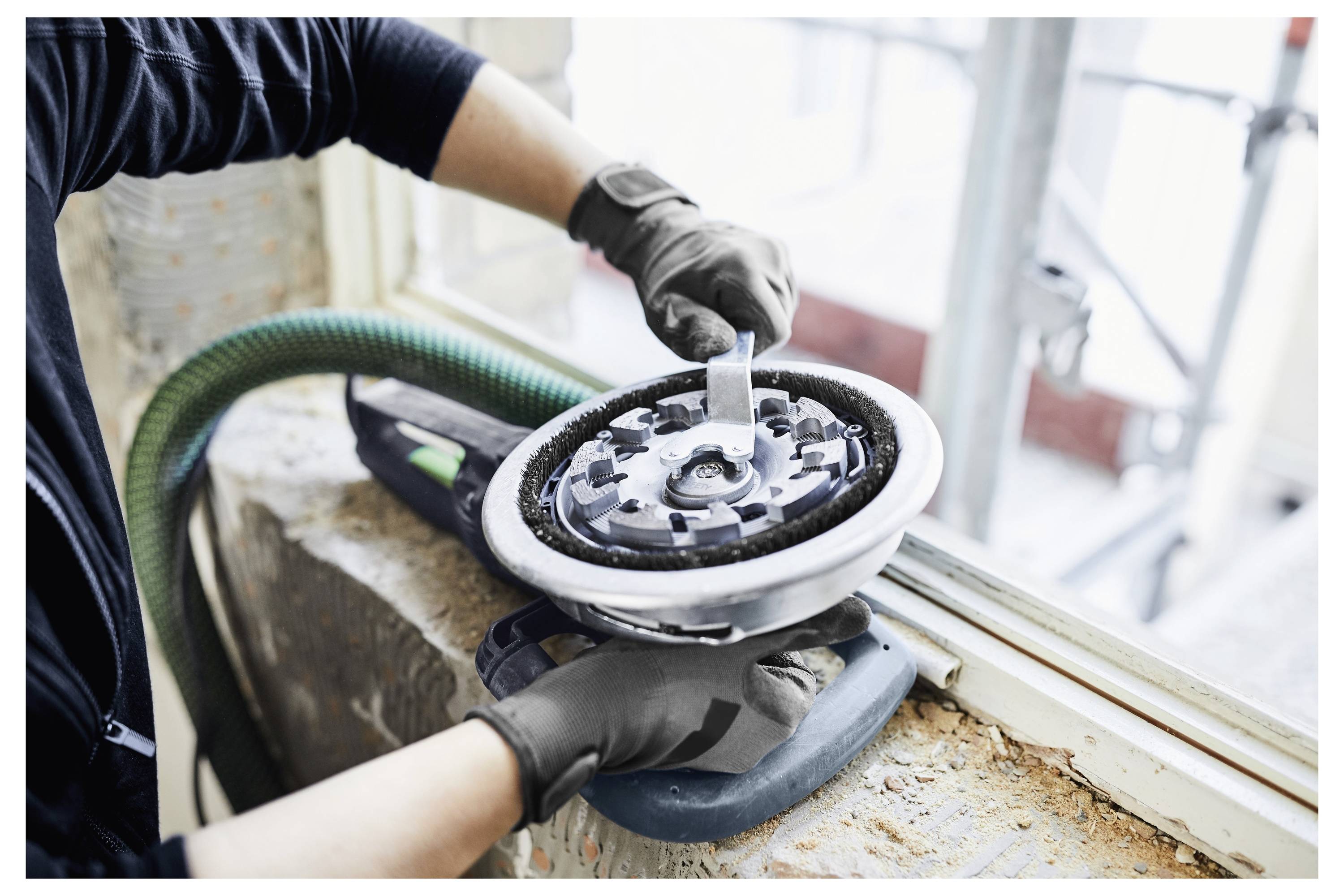 Wagen mit großen, langlebigen Rädern, die für schwere Transportaufgaben entwickelt wurden. Detaillierte Nahaufnahme mit Hervorhebung der Radstruktur und des Untergestells.