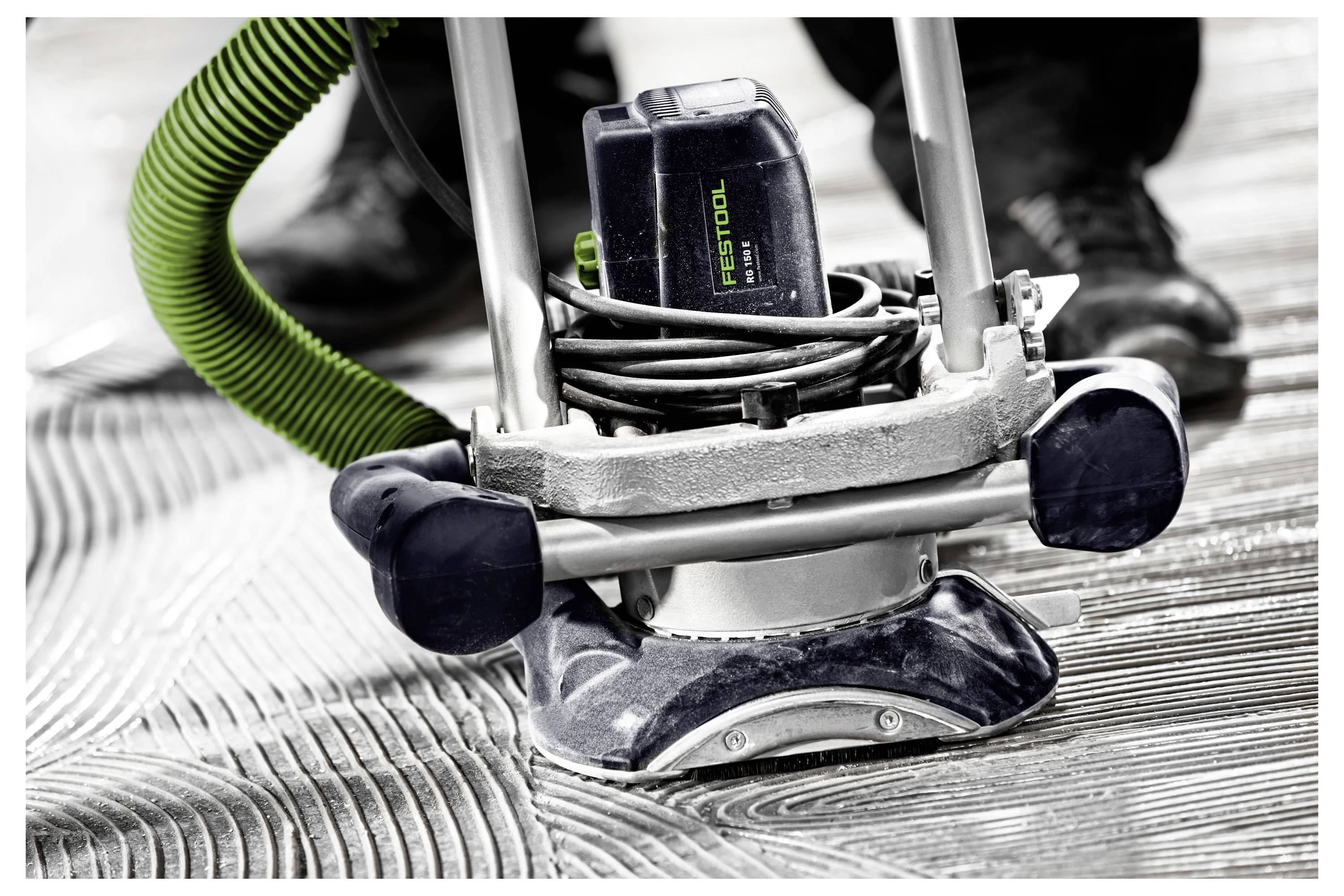 Kabelloses Festool DSC-AGC 18 Schleifgerät mit Staubabsaugung, von der Seite dargestellt, wobei sein kompaktes Design und der ergonomischer Griff hervorgehoben werden.