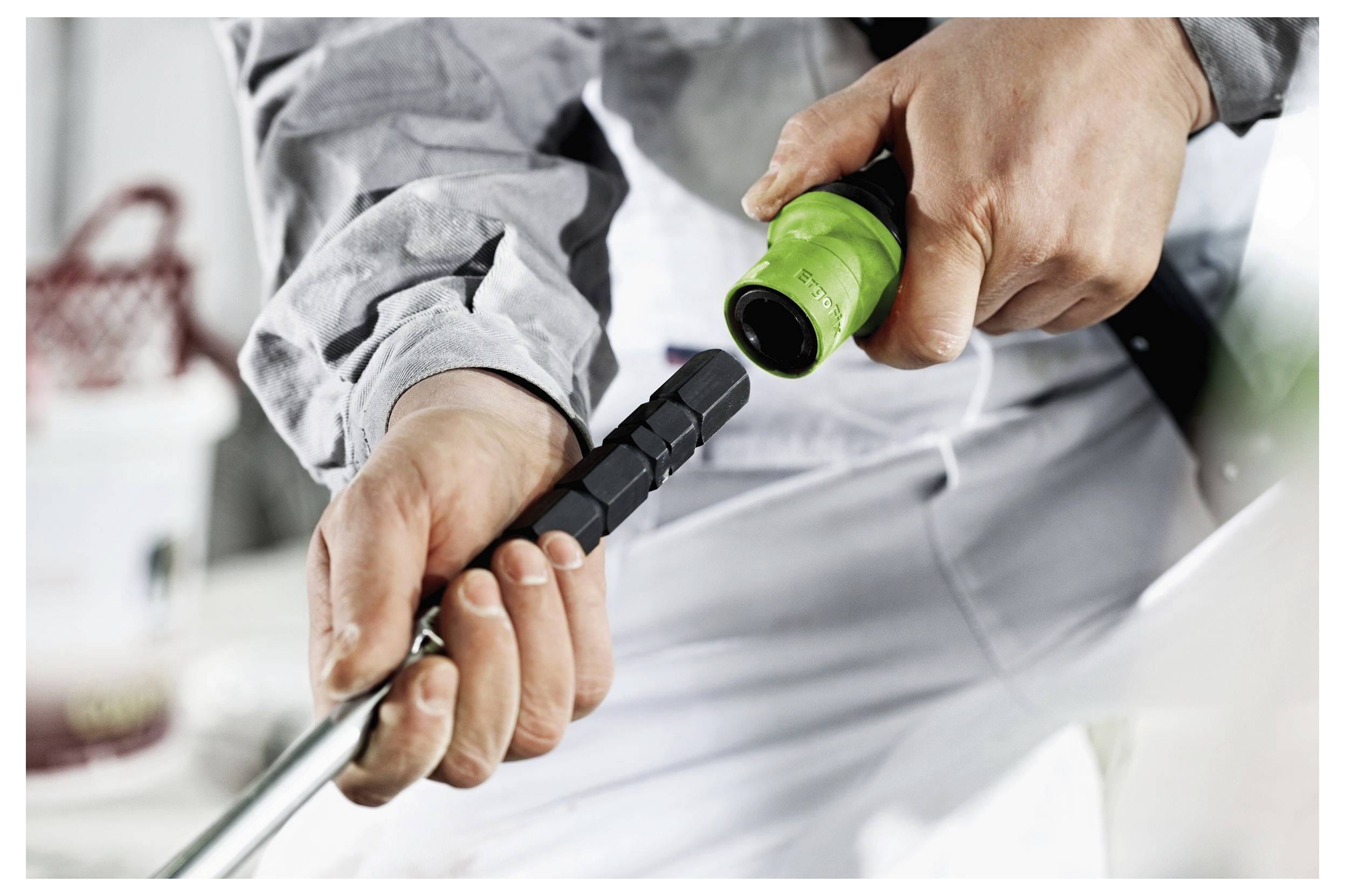 Ein Kettensägeschwert mit angebrachter Kette, die Metalltextur und Designdetails zeigt, horizontal ausgerichtet.