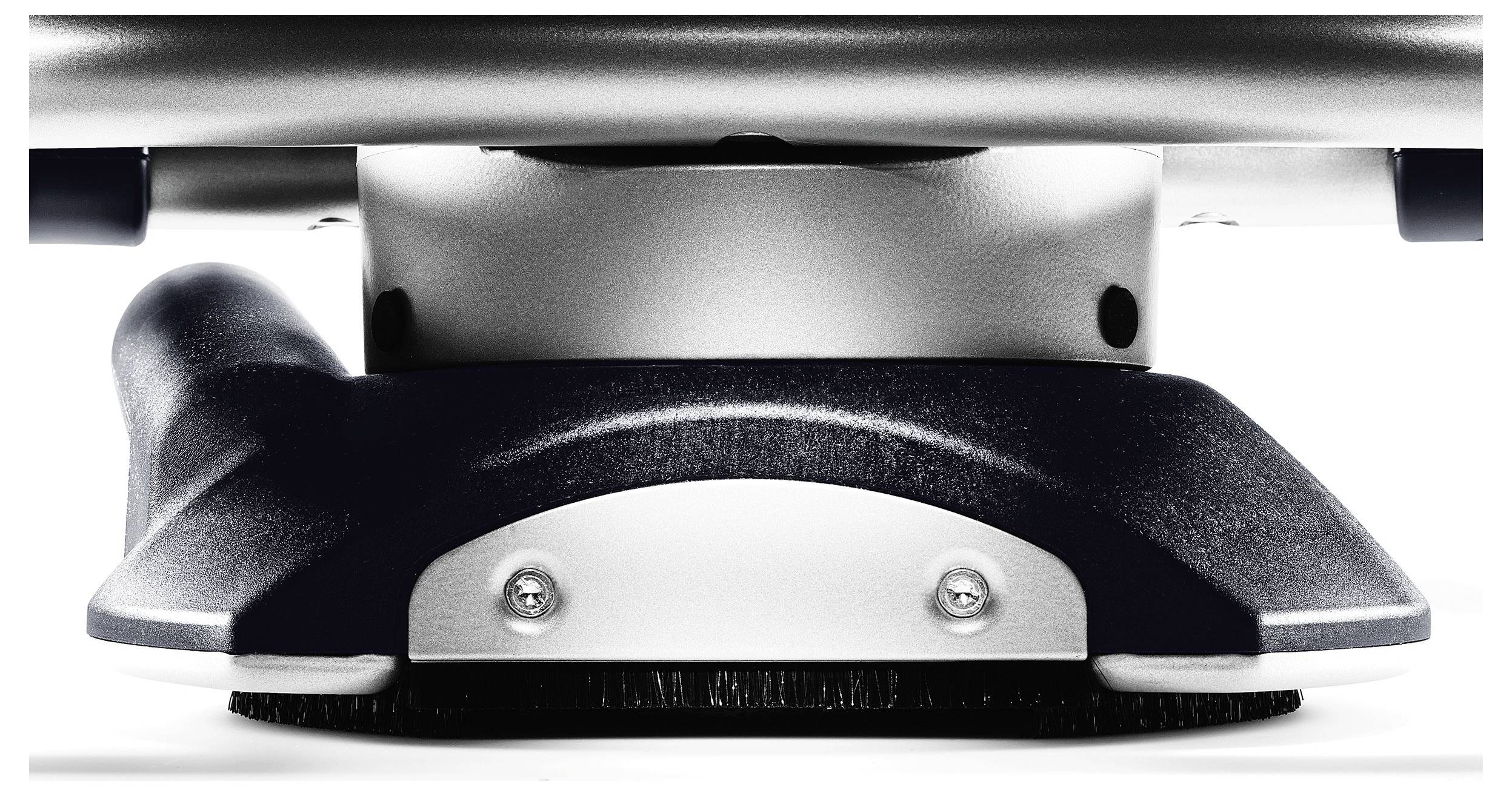 Eine Person verwendet ein Schleifwerkzeug an einer strukturierten Decke und trägt dabei ein weißes Hemd. Das Werkzeug hat einen sichtbaren „VIBRASTOP