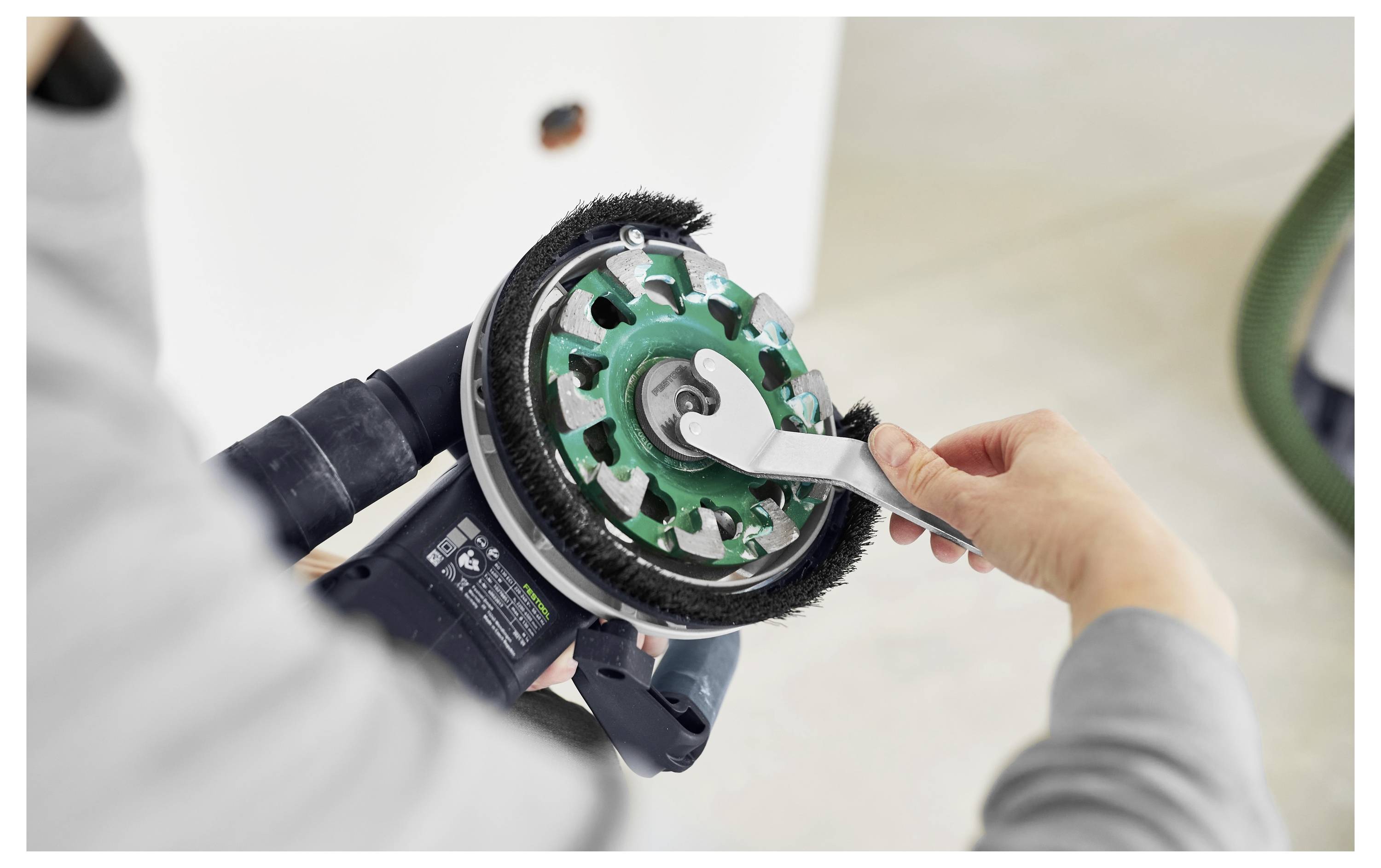 Ein Routersystem auf einer Werkbank, ausgestattet mit einer Führungsschiene und Spannzwingen, verwendet für präzises Schneiden und Holzbearbeitung.