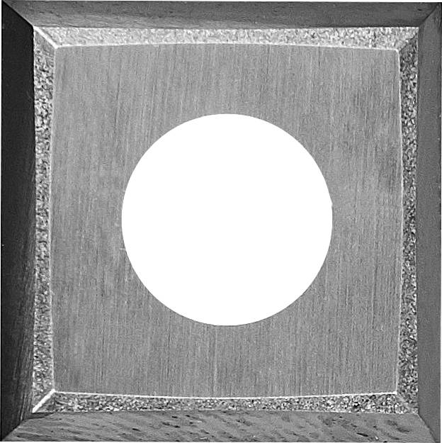 Ein quadratisches Metallschneidplättchen mit einem kreisförmigen Loch in der Mitte, ausgestattet mit abgeschrägten Kanten, verwendet in industriellen Bearbeitungswerkzeugen.