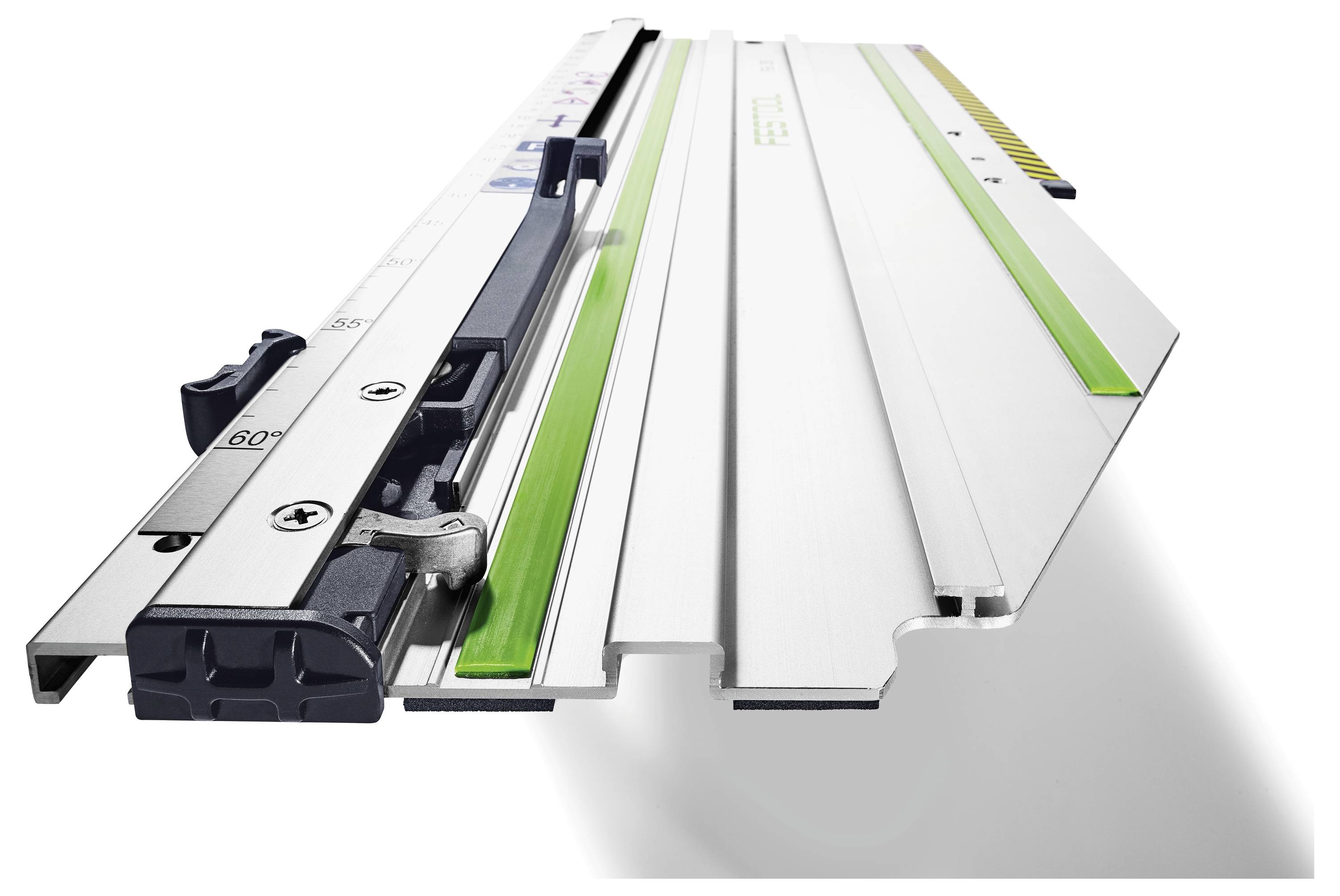 Person, die einen Elektroschleiffer mit einem blauen Schleifteller hält, mit detaillierten Arm-Tätowierungen und einem hellblauen Hemd sowie weißem Gürtel bekleidet.