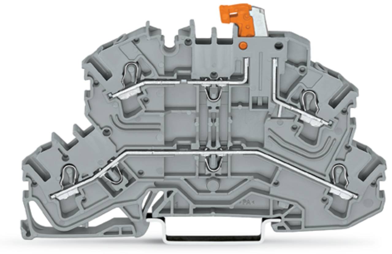 Ein grauer Elektroklemmenblock mit verbundenen Metalldrähten und einem orangefarbenen Hebel für sichere Verbindungen.