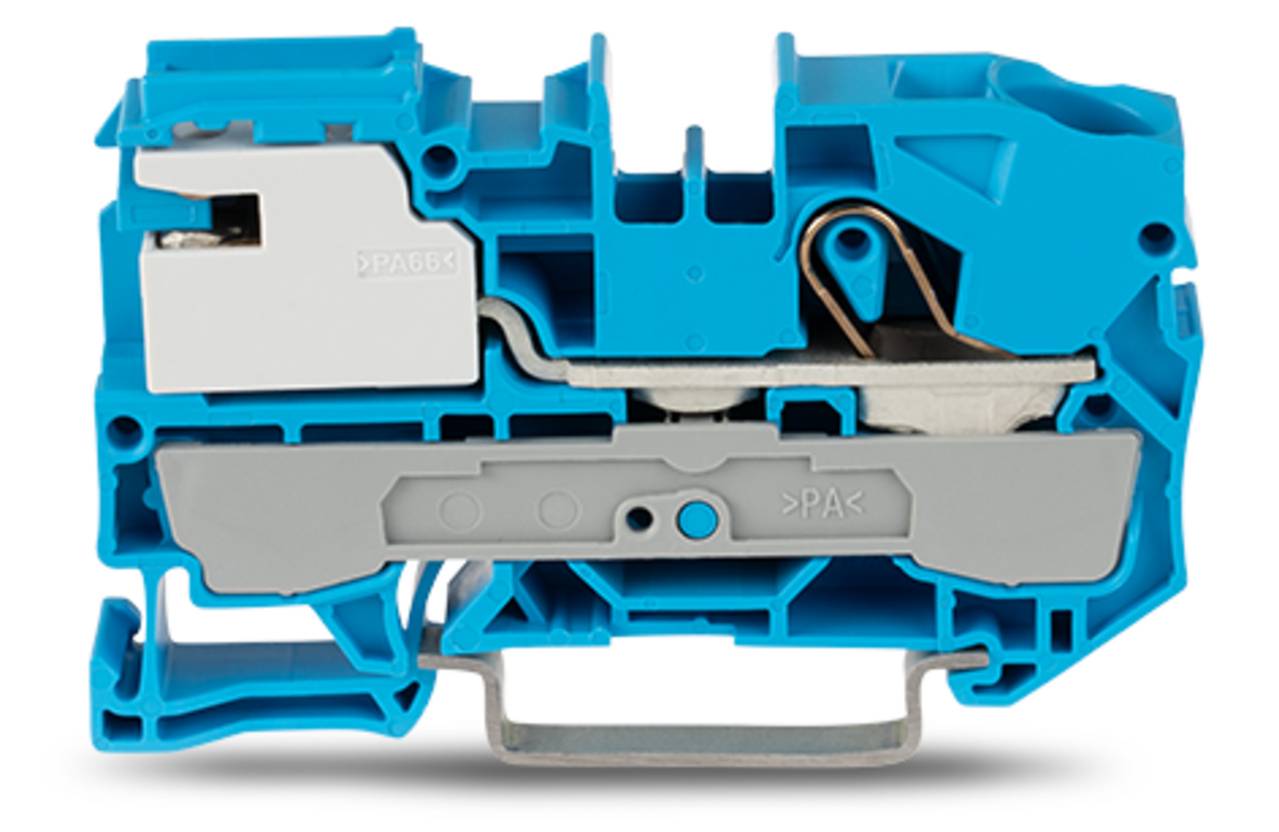 Ein Nahaufnahmefoto eines blau und grau gefärbten Elektroklemmenblocks, das seine innere Struktur und Metallkomponenten zeigt.