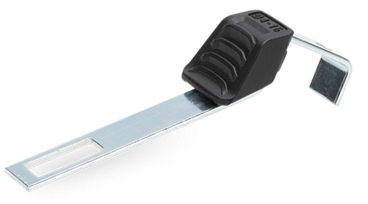 Eine Metallhalterung mit schwarzem Gummigriff, die zum Befestigen von Objekten verwendet wird. Der Griff ist geriffelt für besseres Handling.