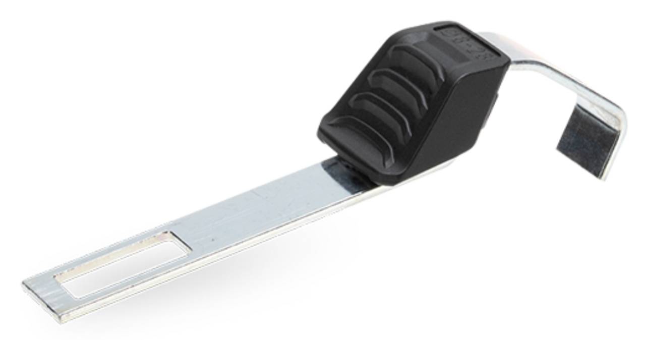 Ein metallisches Schloss mit schwarzem Kunststoffhebel, das verwendet wird, um Schranktüren oder ähnliche Strukturen zu sichern oder zu verriegeln.