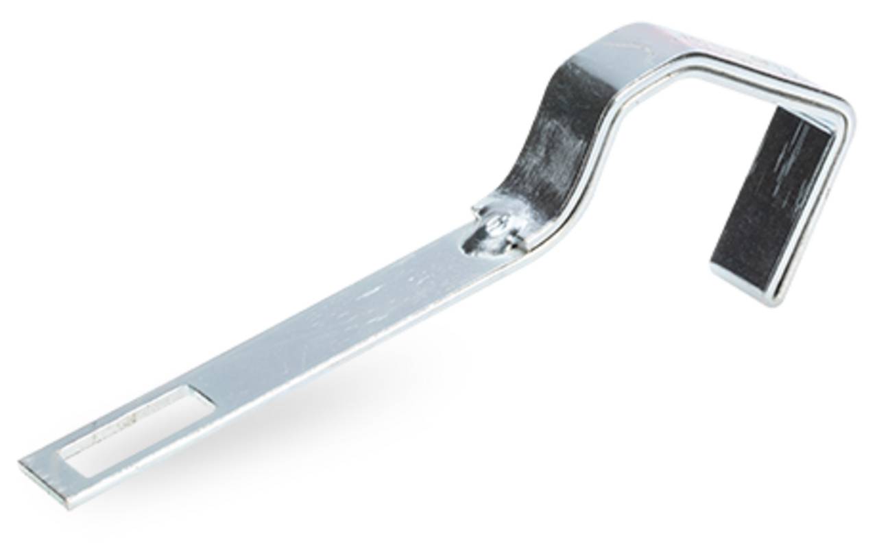 Eine gekrümmte Metallhalterung mit flacher Basis und vertikalem Haken, die zum Montieren oder Aufhängen von Objekten verwendet wird.