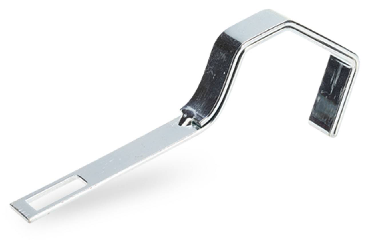 Eine Metallhalterung mit geschwungenem Design und rechteckiger Aussparung, die zum Montieren oder Sichern von Objekten verwendet wird.